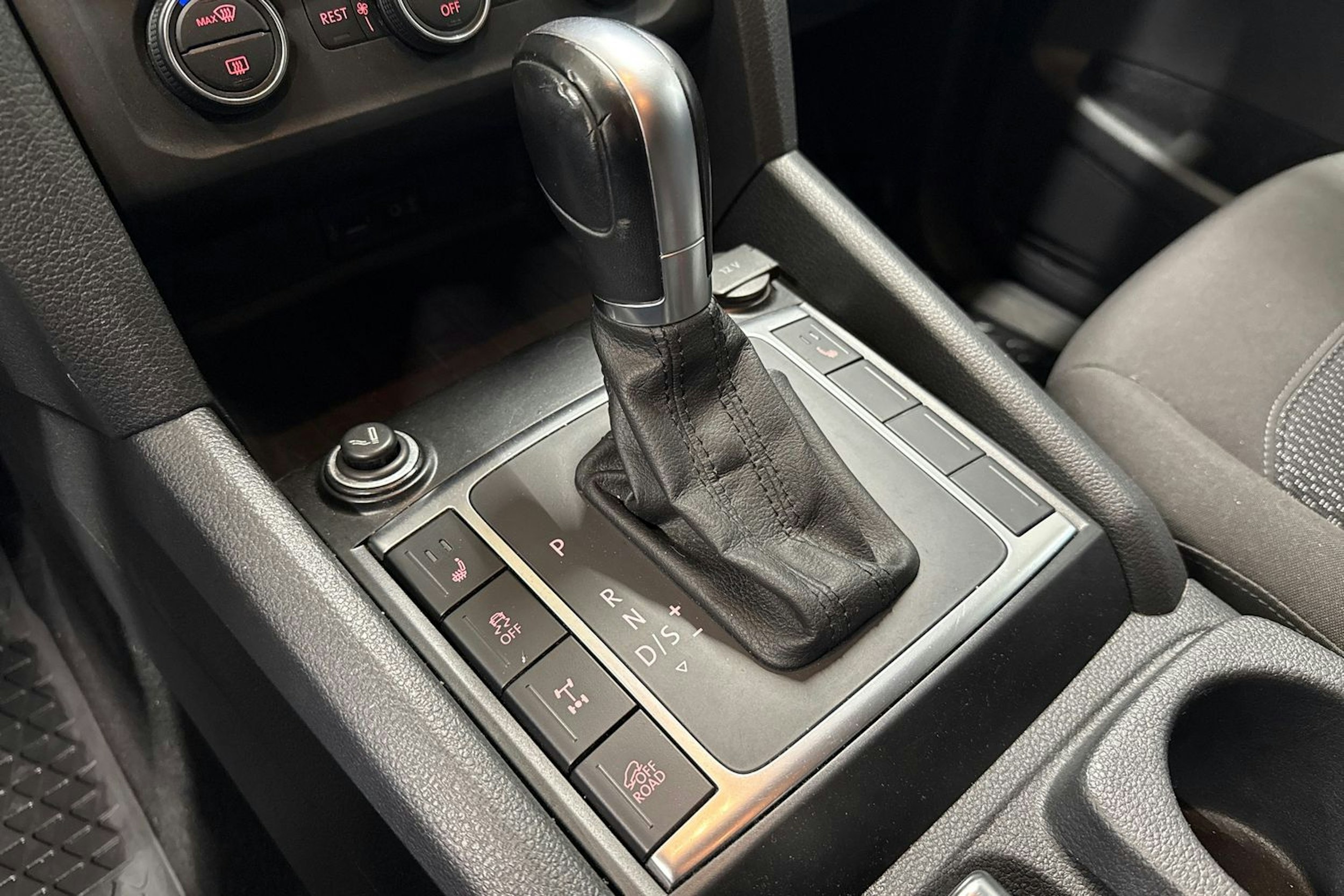 valkoinen Volkswagen Amarok 2018 kuva 19.