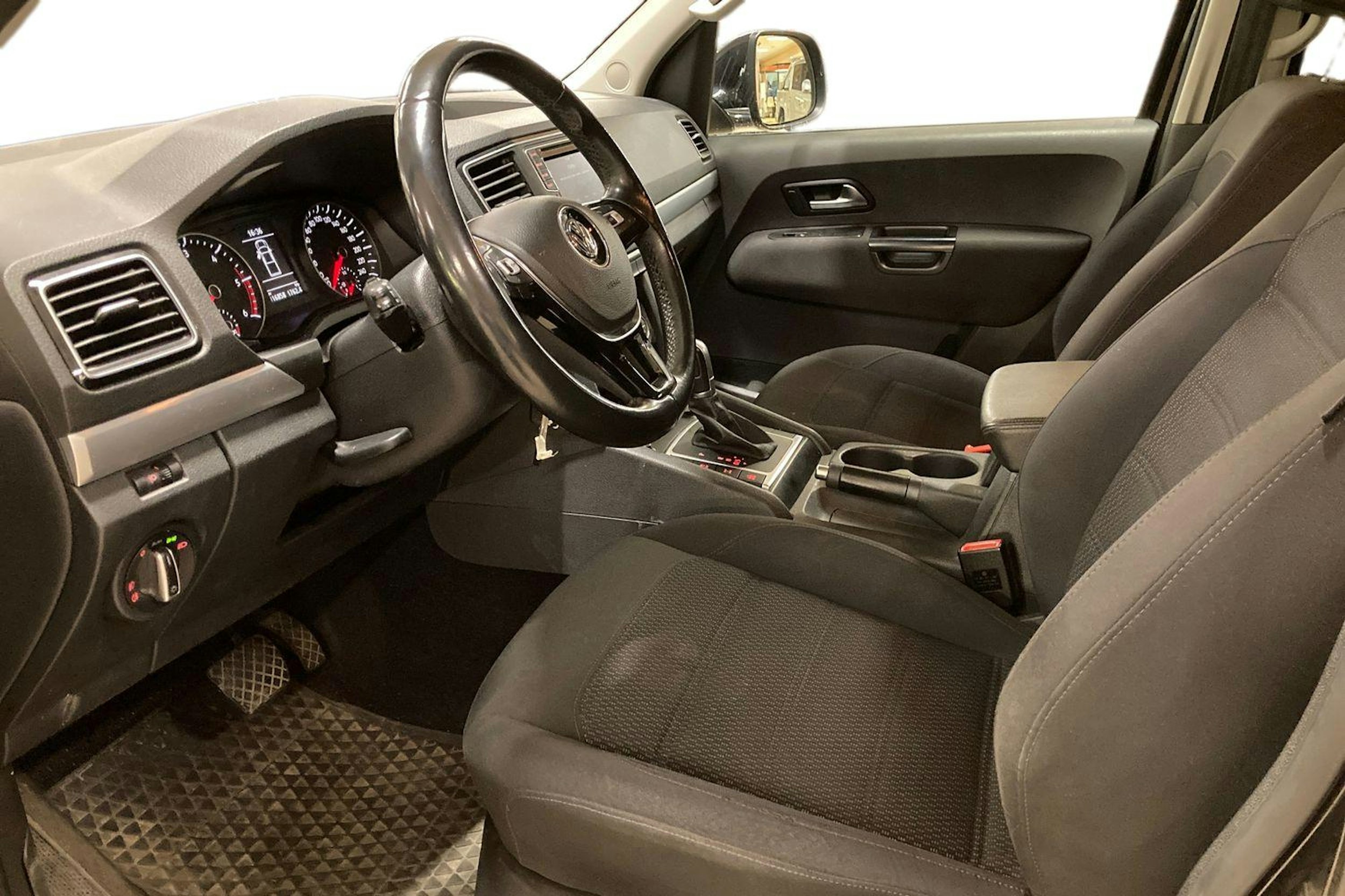 musta Volkswagen Amarok 2018 kuva 3.