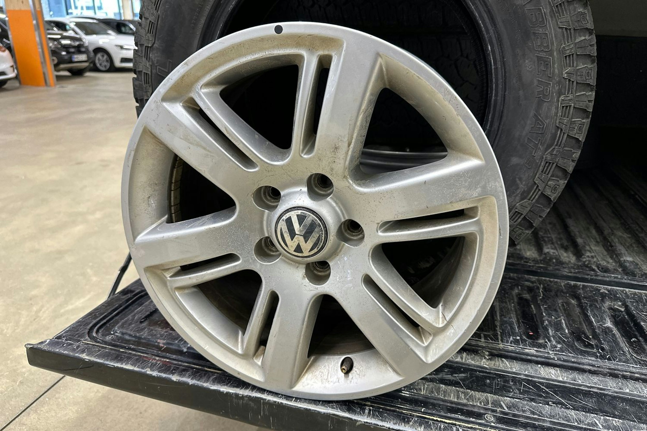 musta Volkswagen Amarok 2018 kuva 16.