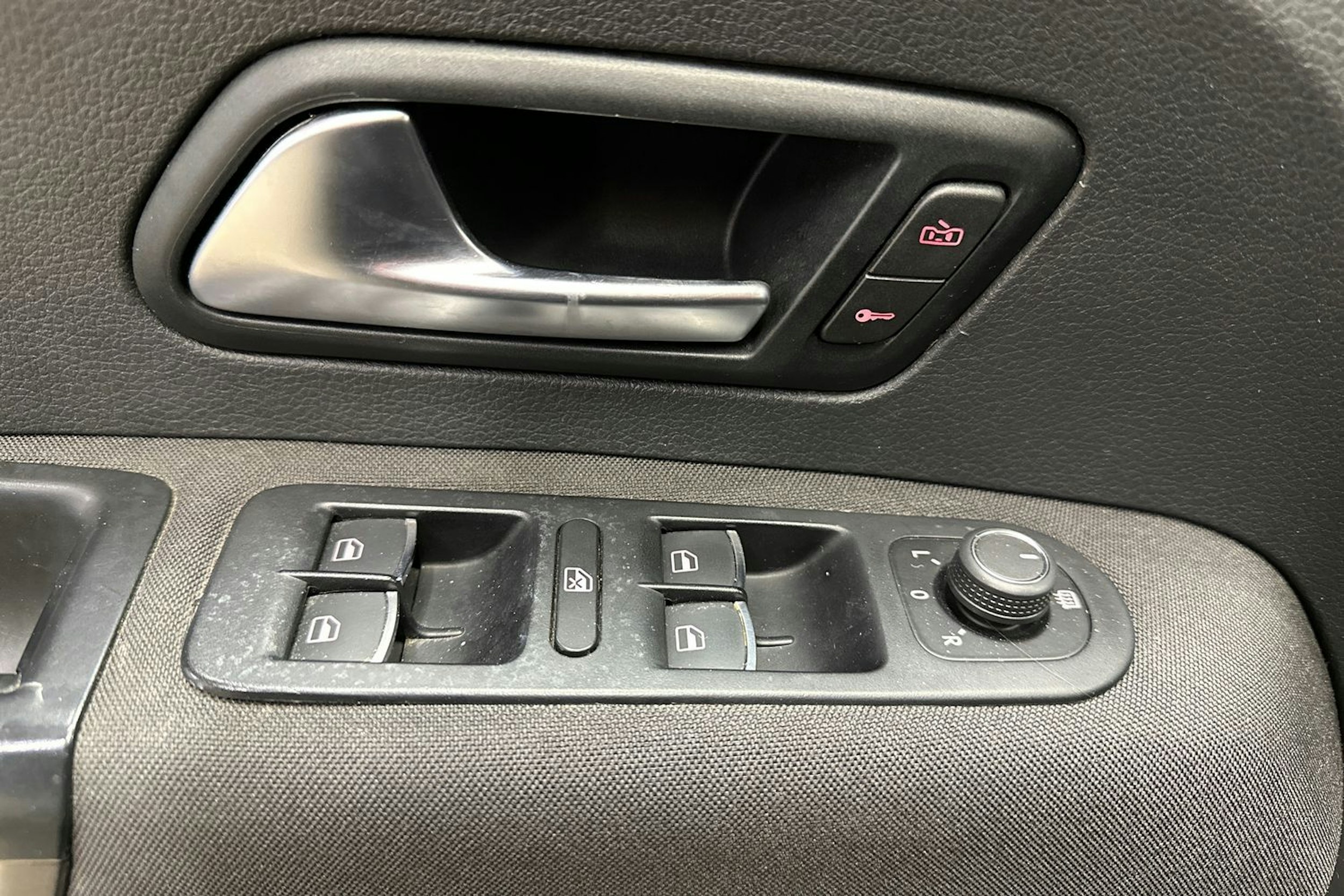 musta Volkswagen Amarok 2018 kuva 20.