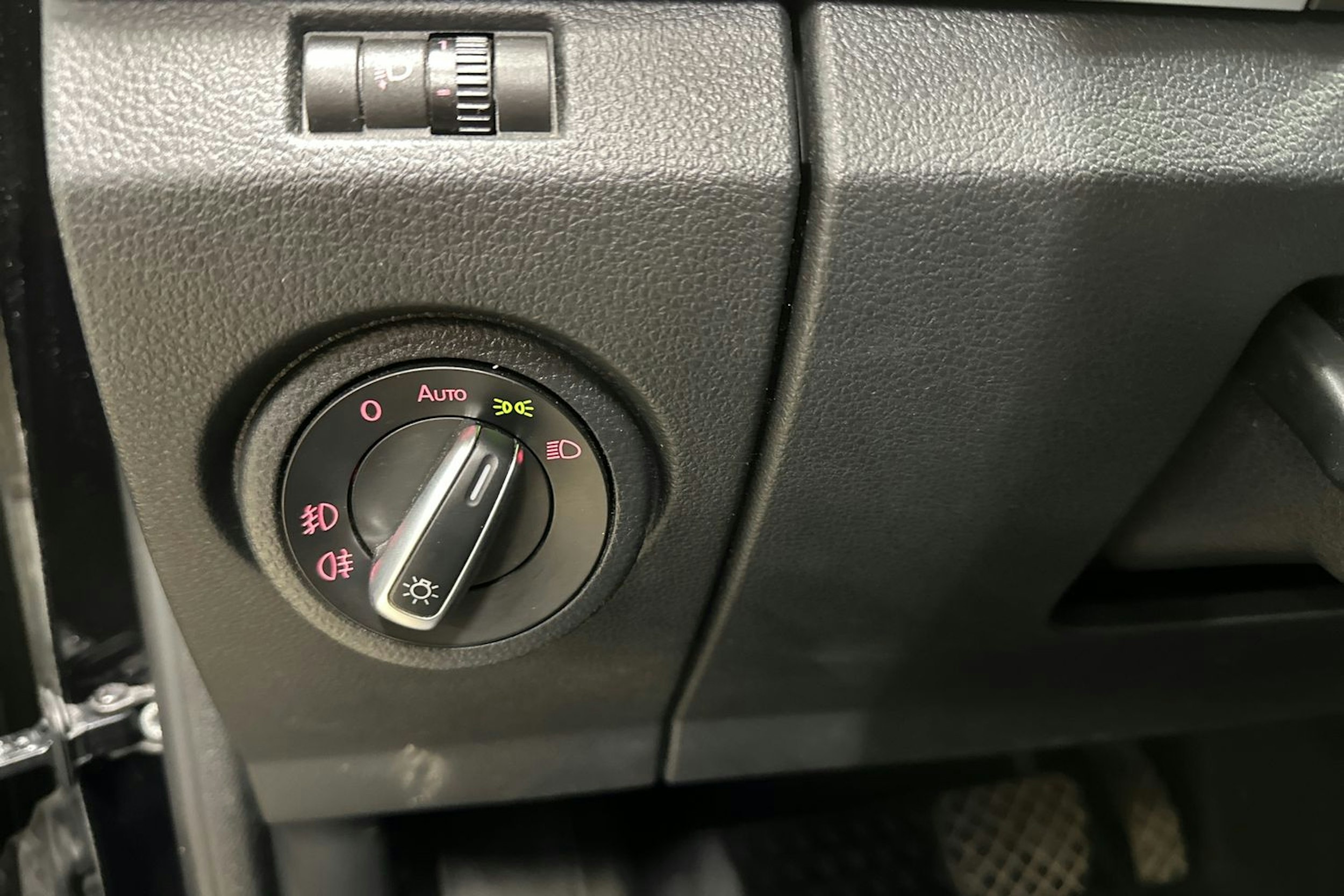 musta Volkswagen Amarok 2018 kuva 21.