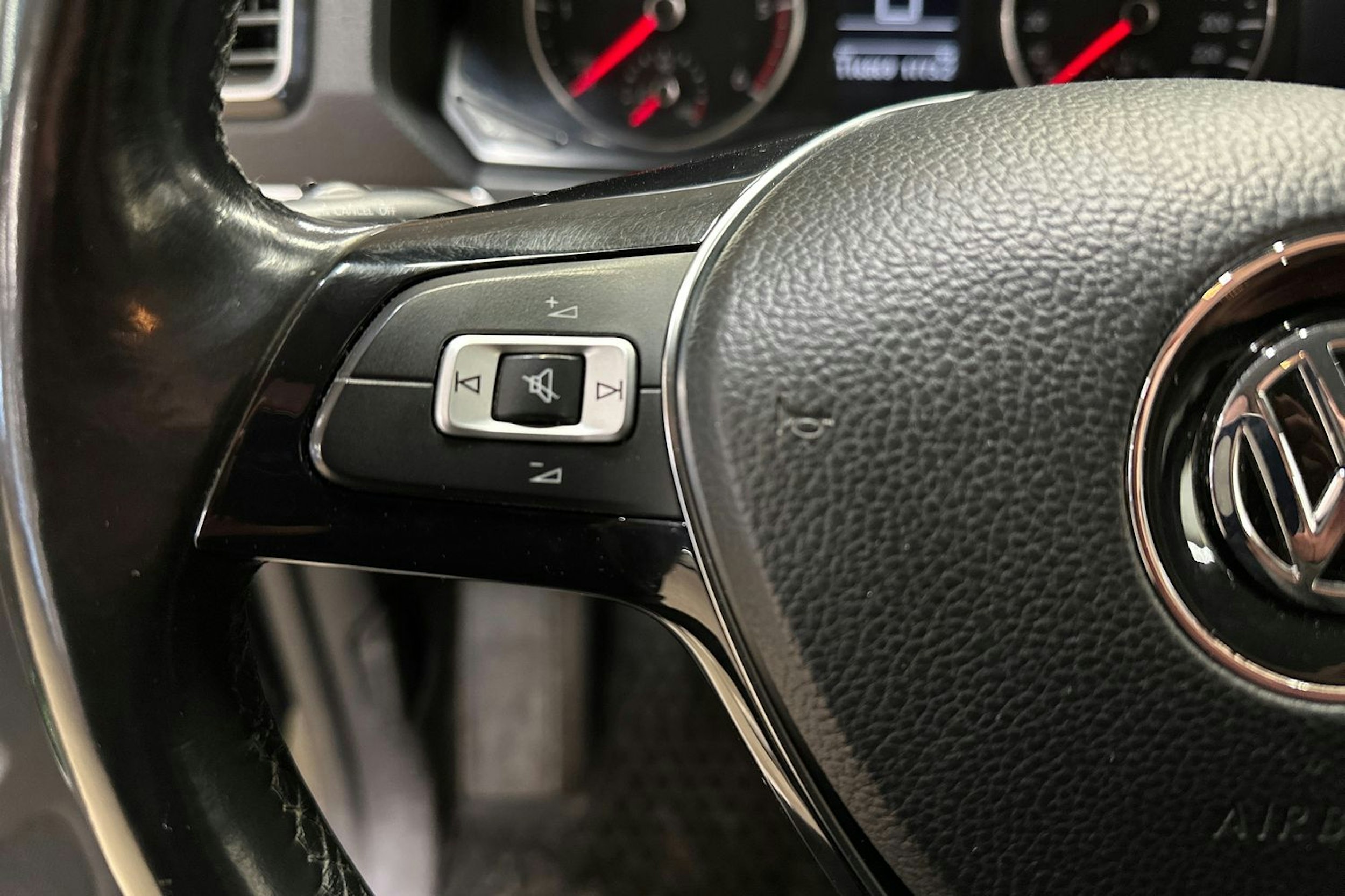 musta Volkswagen Amarok 2018 kuva 23.