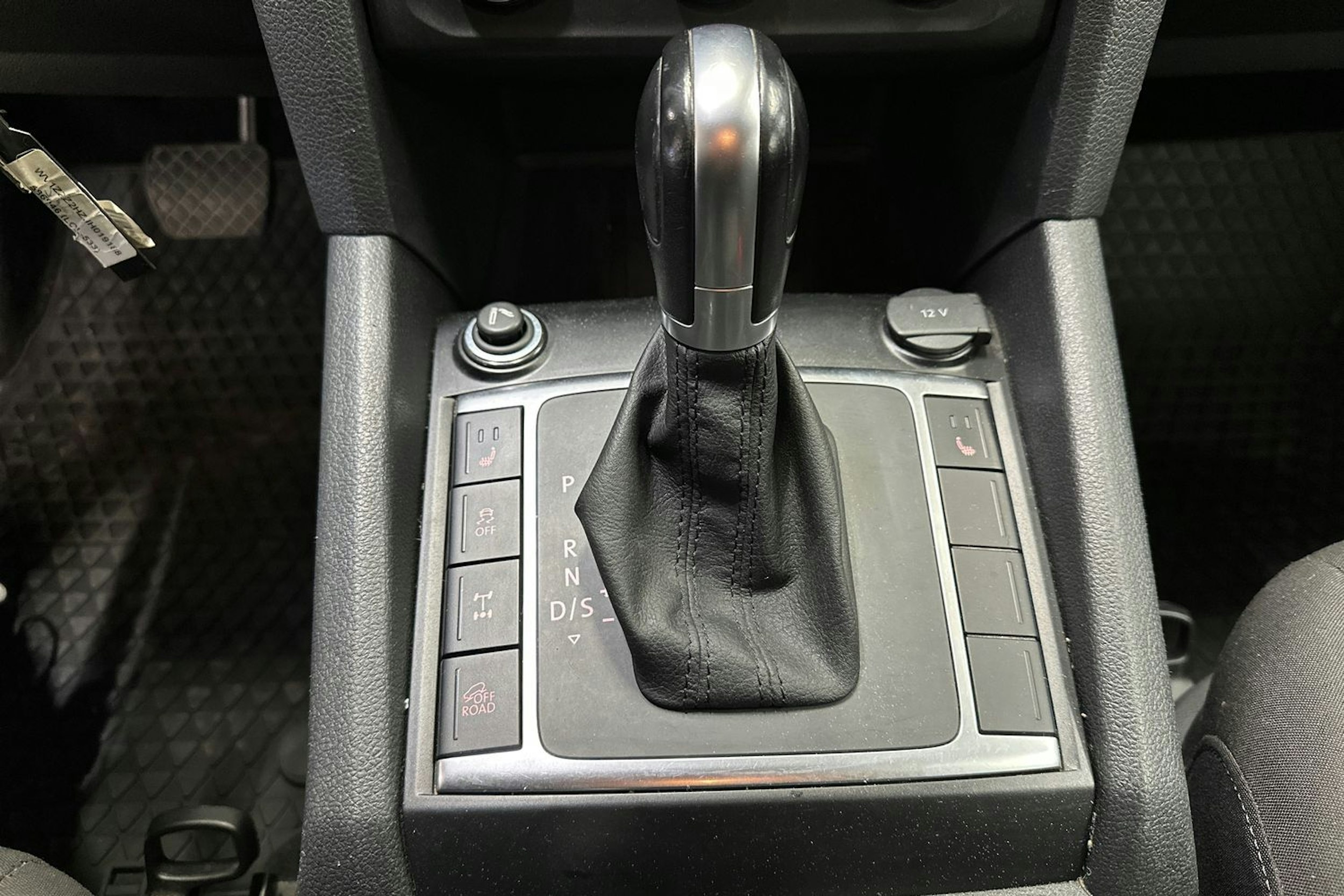 musta Volkswagen Amarok 2018 kuva 26.