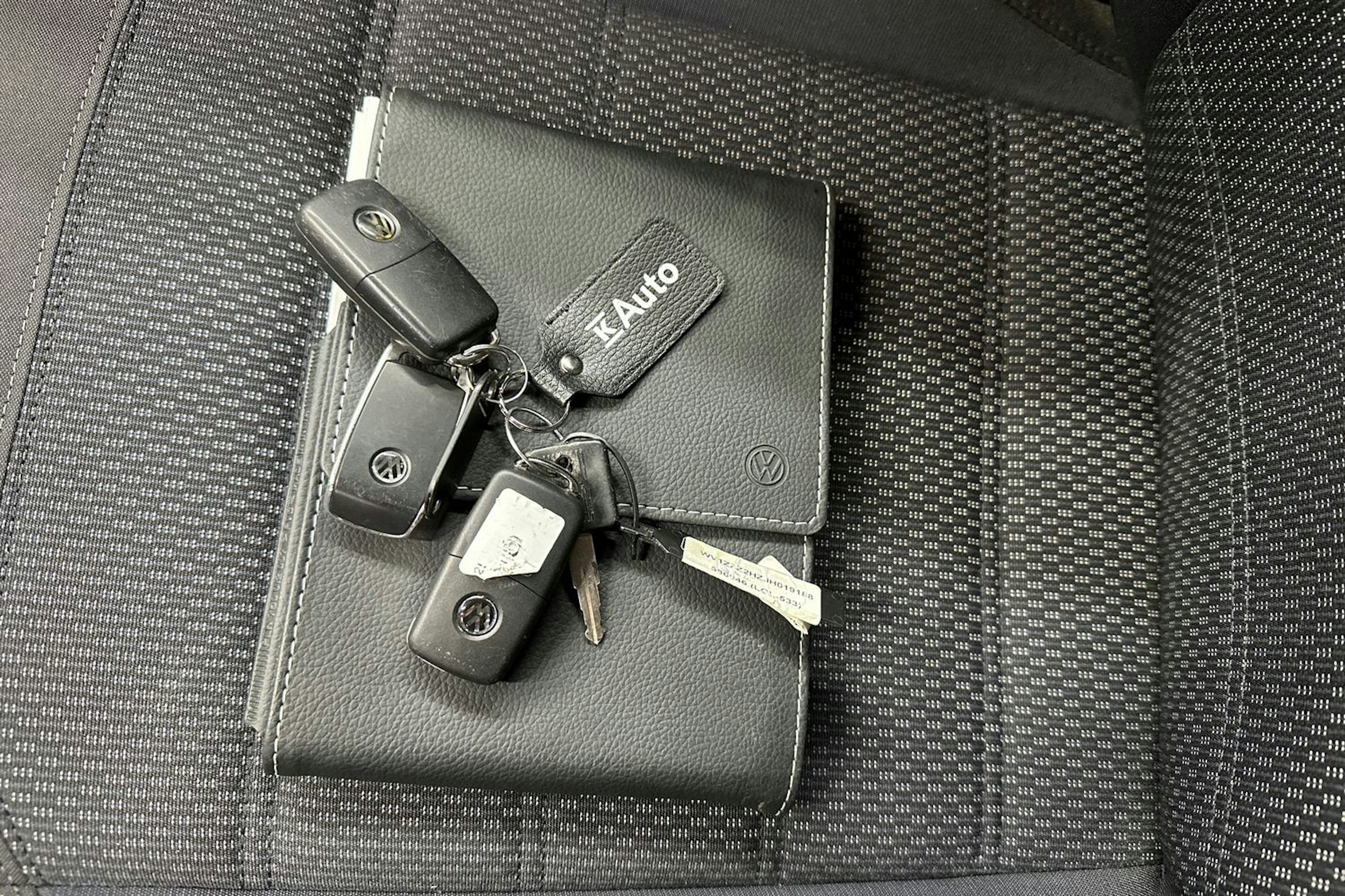 musta Volkswagen Amarok 2018 kuva 33.