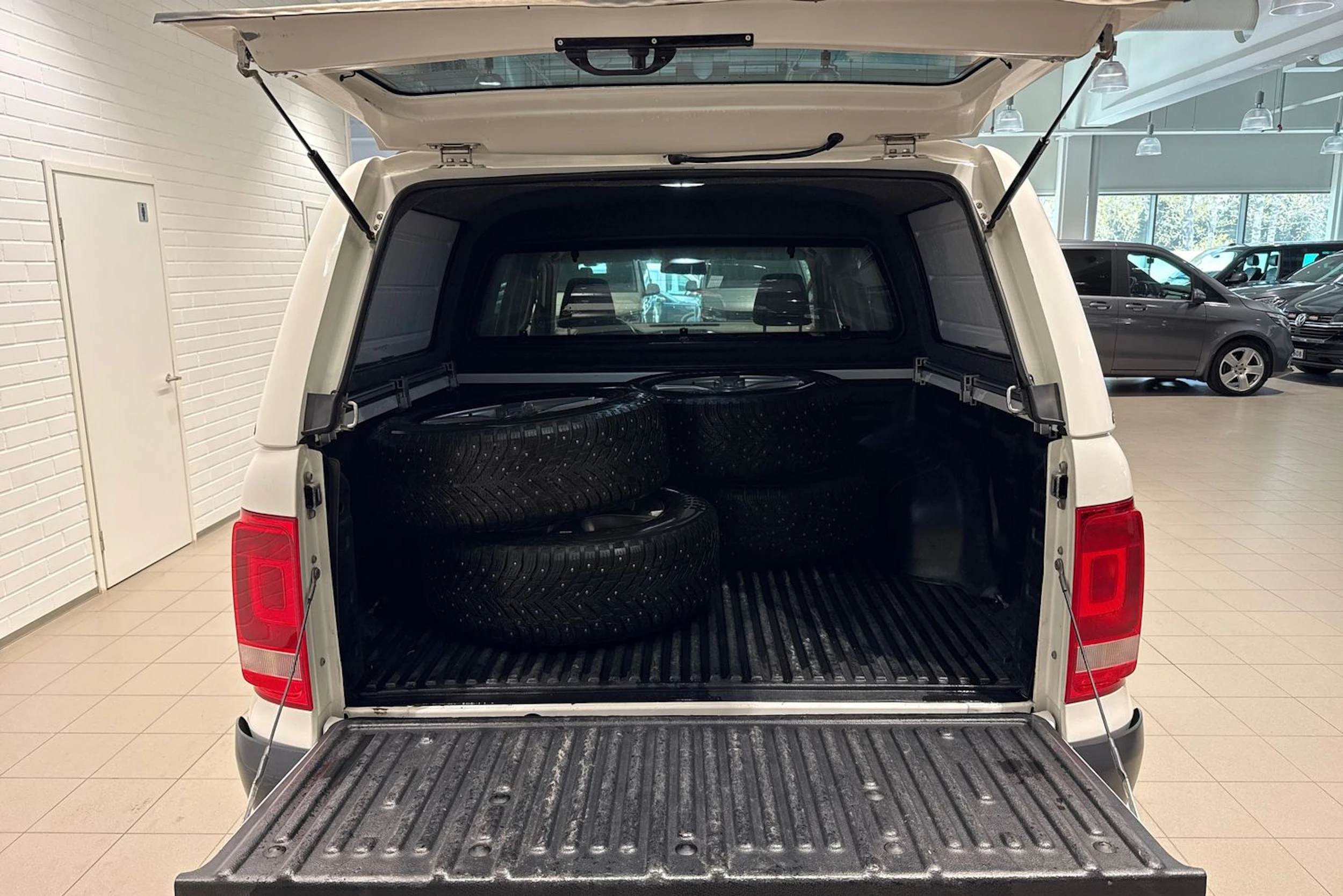 valkoinen Volkswagen Amarok 2018 kuva 15.