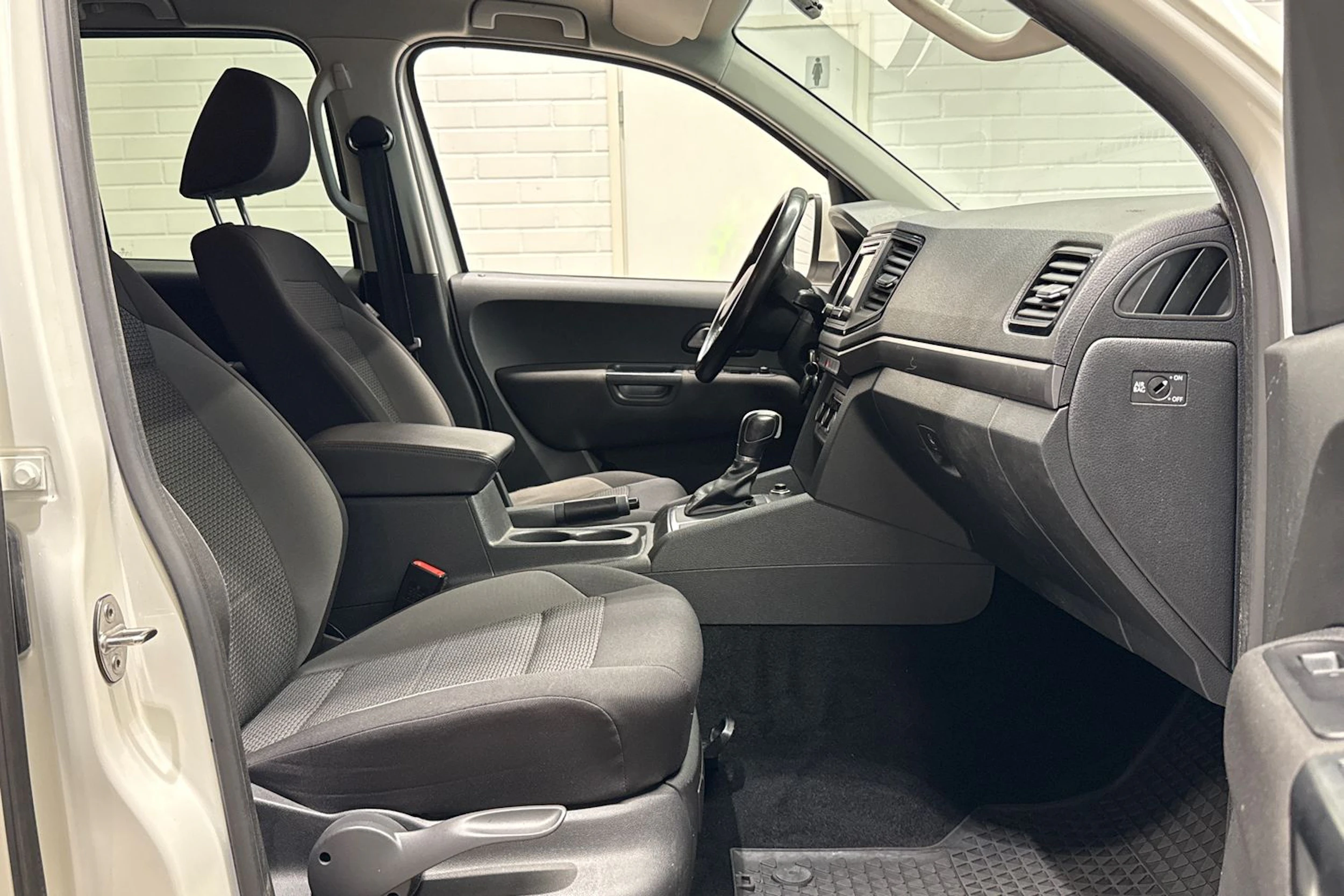 valkoinen Volkswagen Amarok 2018 kuva 24.