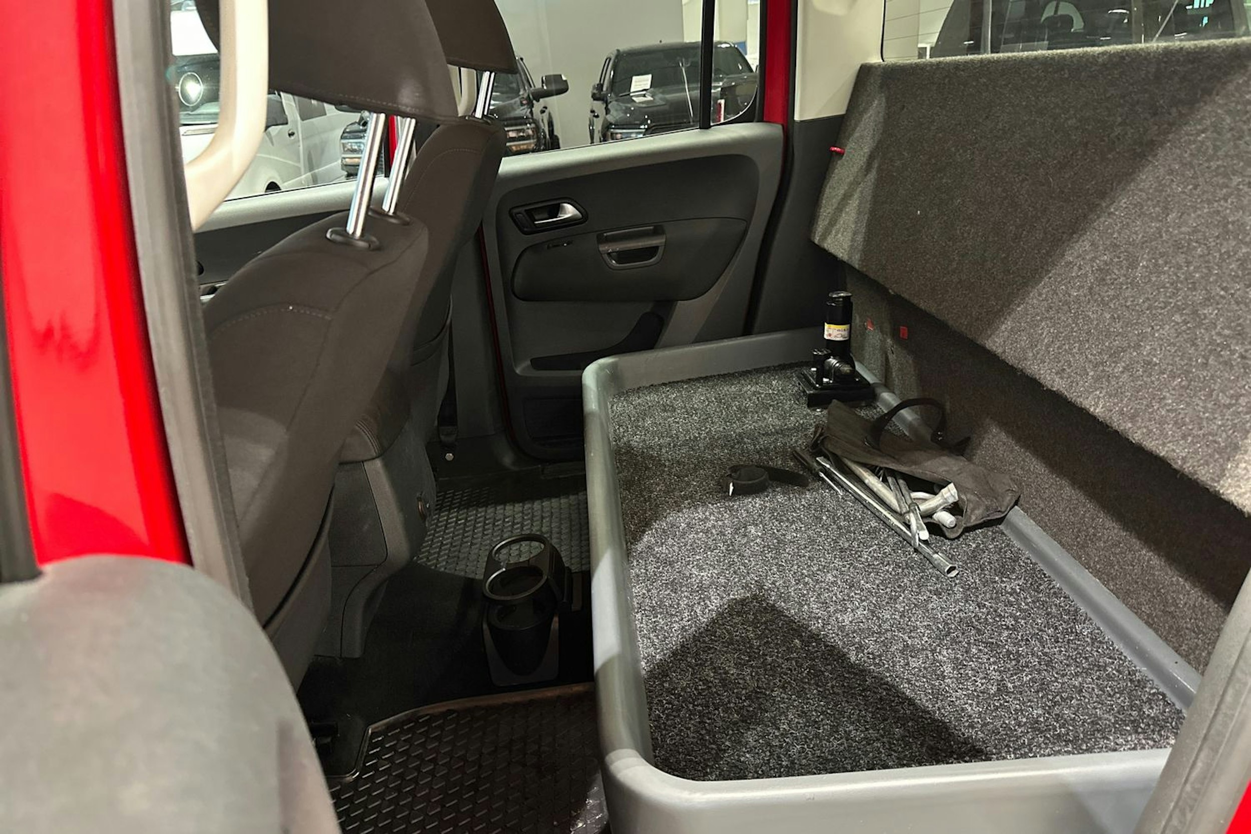 punainen Volkswagen Amarok 2018 kuva 15.