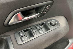 punainen Volkswagen Amarok 2018 kuva 16.