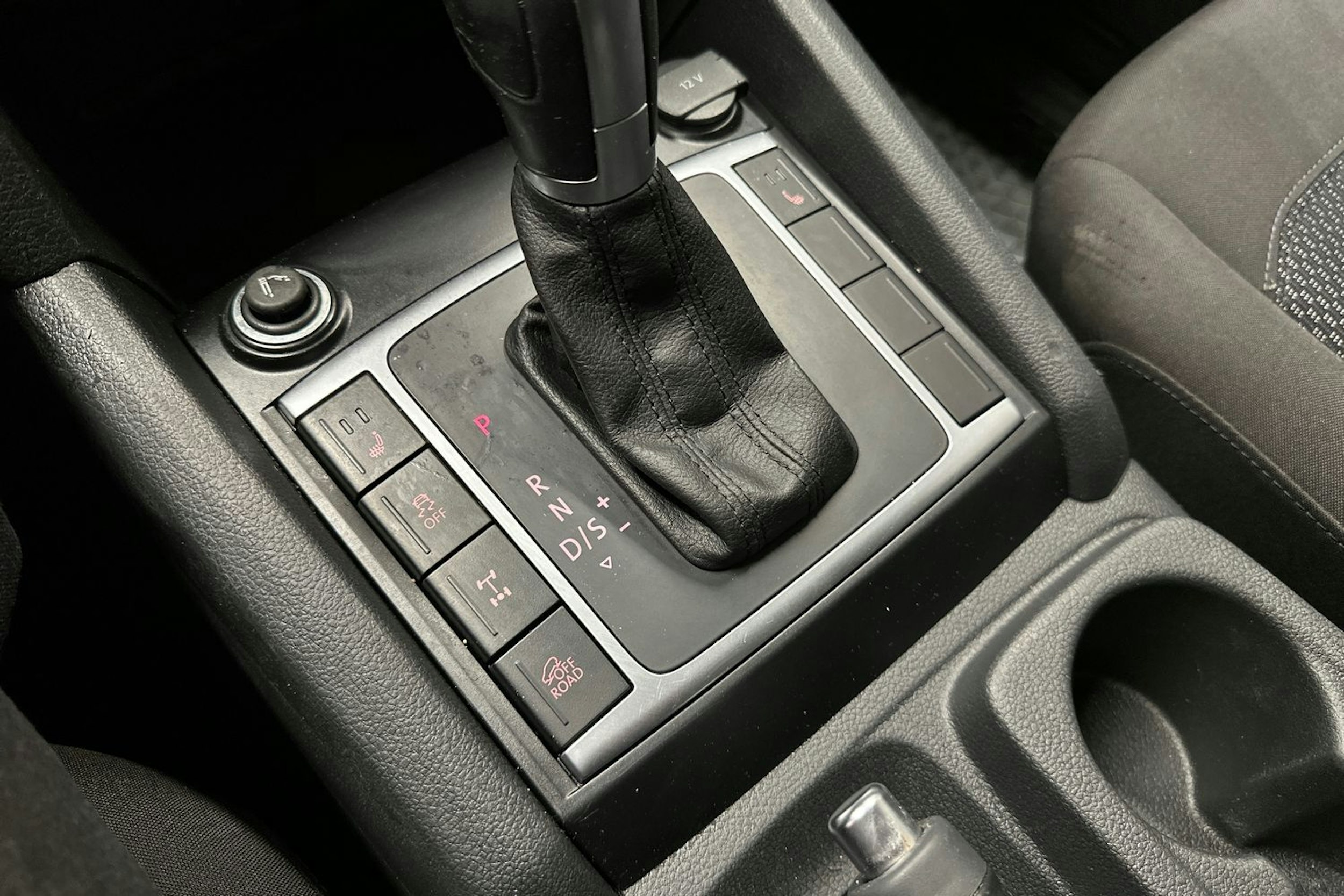 punainen Volkswagen Amarok 2018 kuva 25.