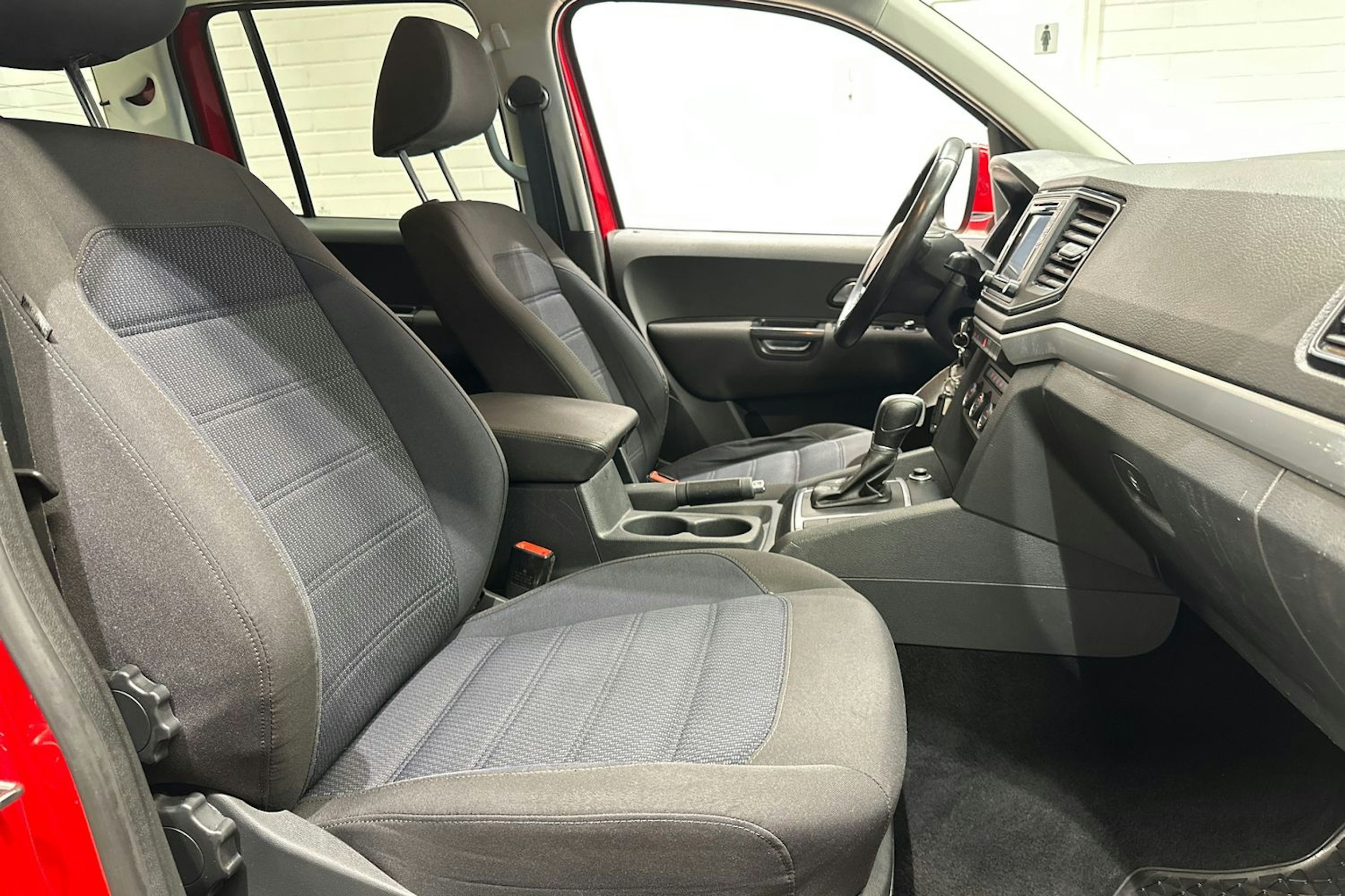 punainen Volkswagen Amarok 2018 kuva 26.