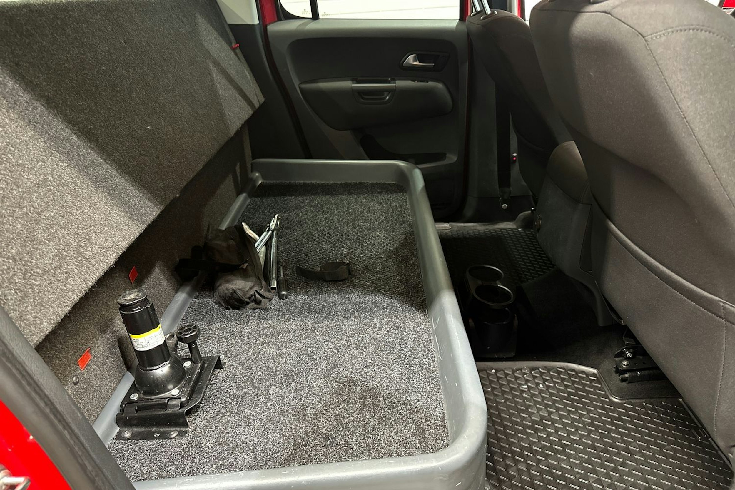 punainen Volkswagen Amarok 2018 kuva 27.