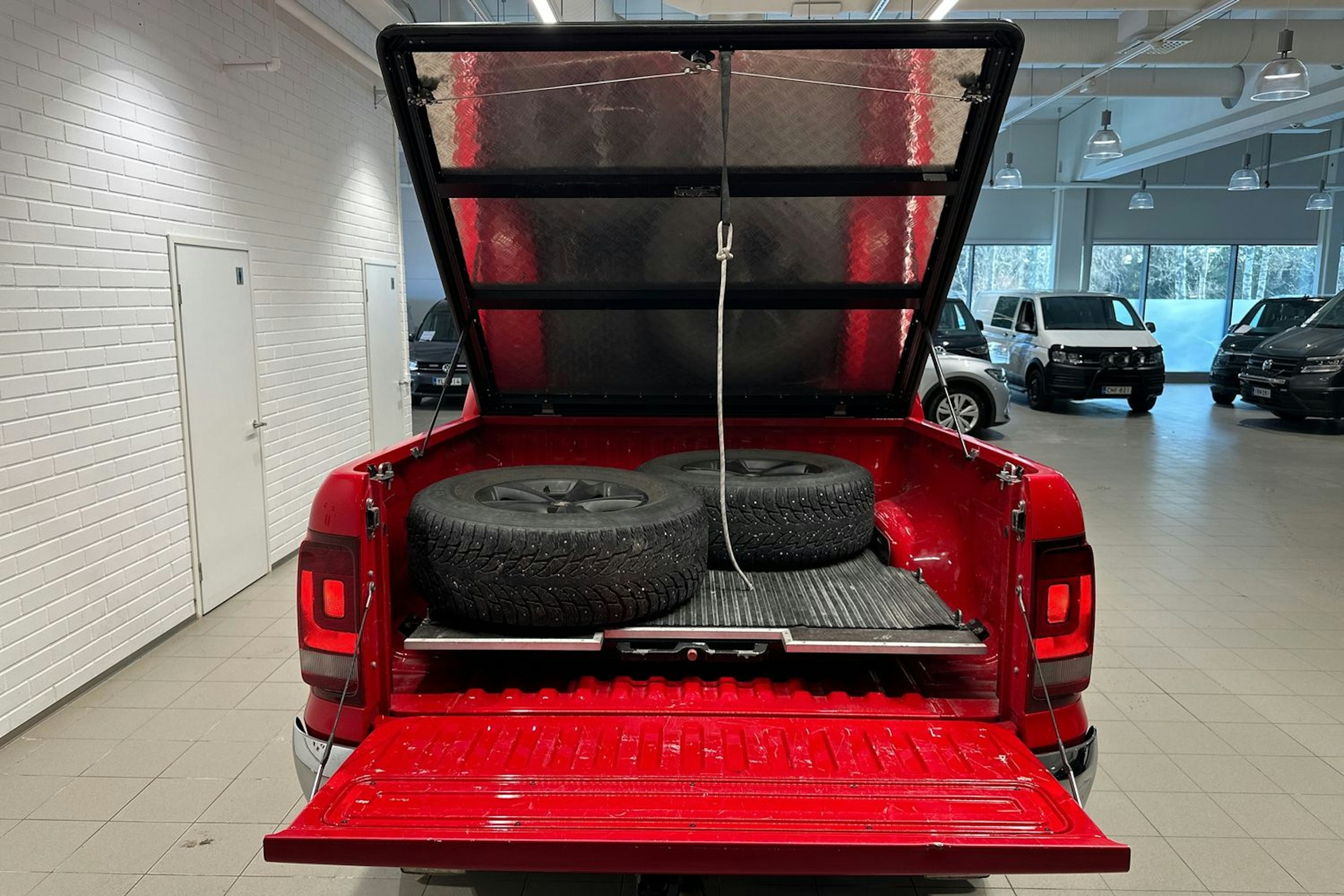 punainen Volkswagen Amarok 2018 kuva 28.