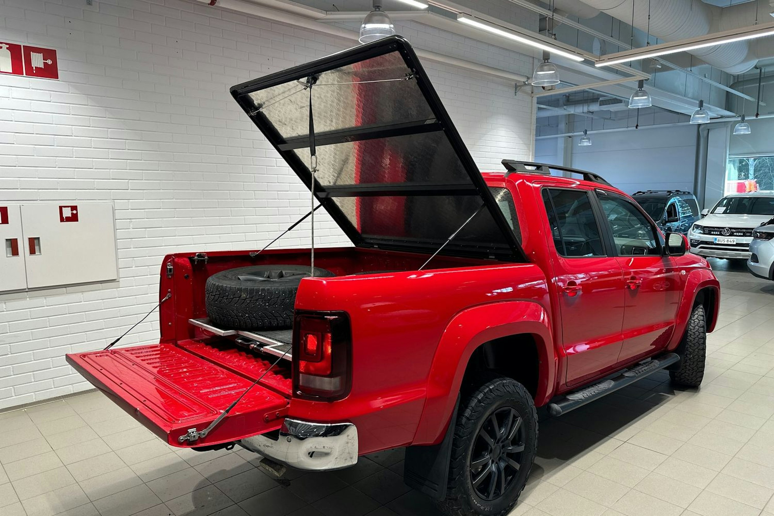 punainen Volkswagen Amarok 2018 kuva 29.