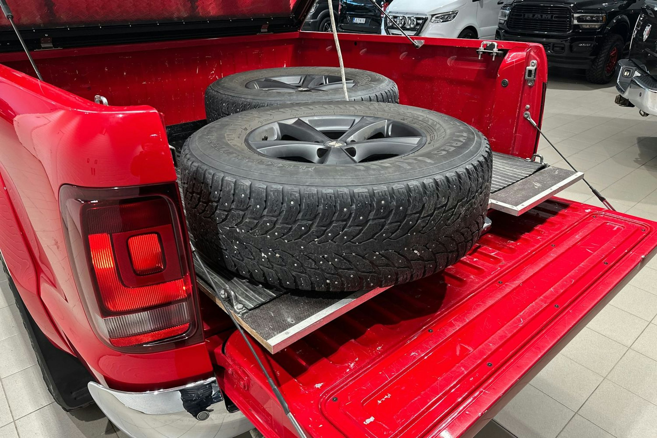 punainen Volkswagen Amarok 2018 kuva 30.