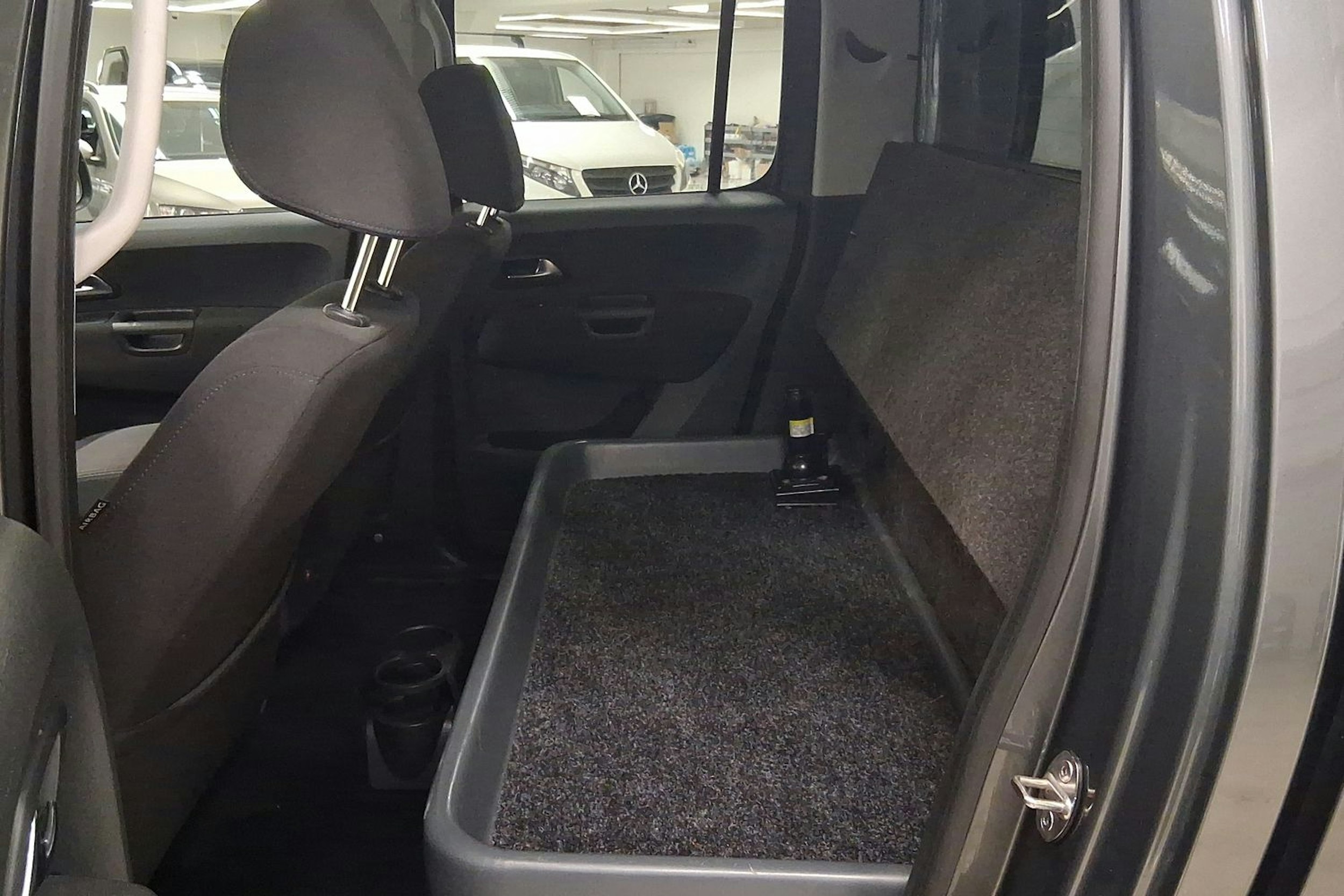 harmaa Volkswagen Amarok 2018 kuva 13.