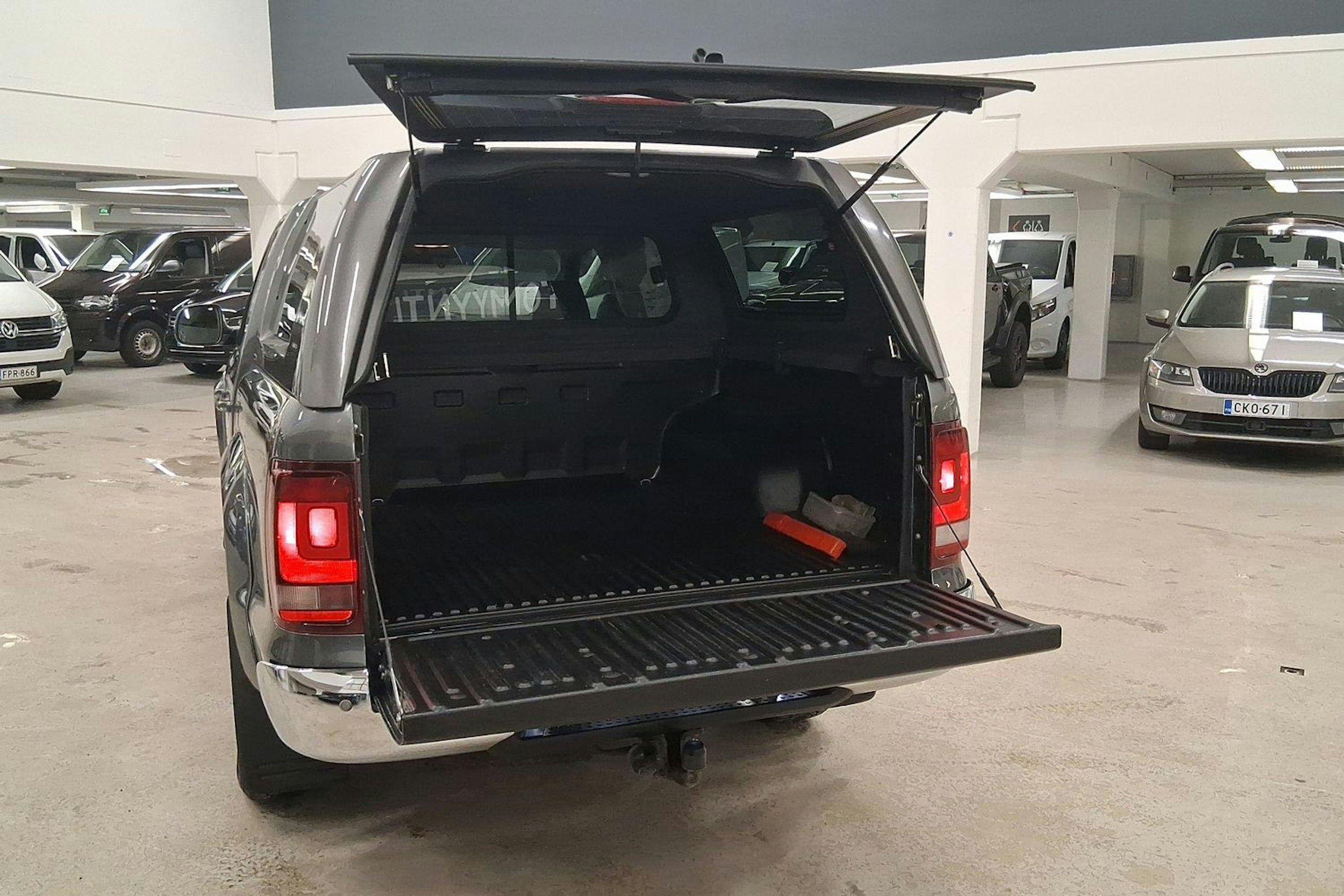 harmaa Volkswagen Amarok 2018 kuva 15.