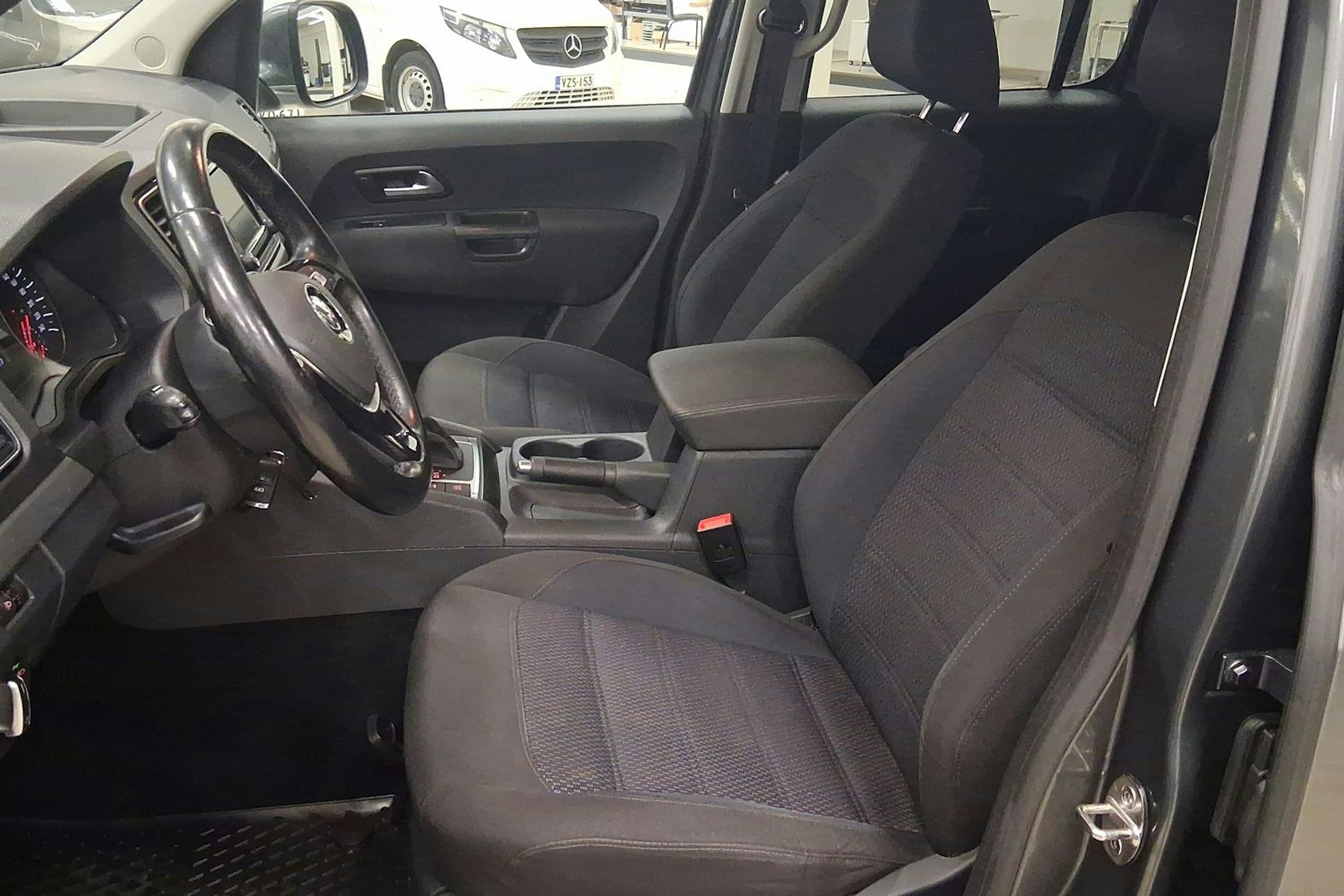 harmaa Volkswagen Amarok 2018 kuva 16.