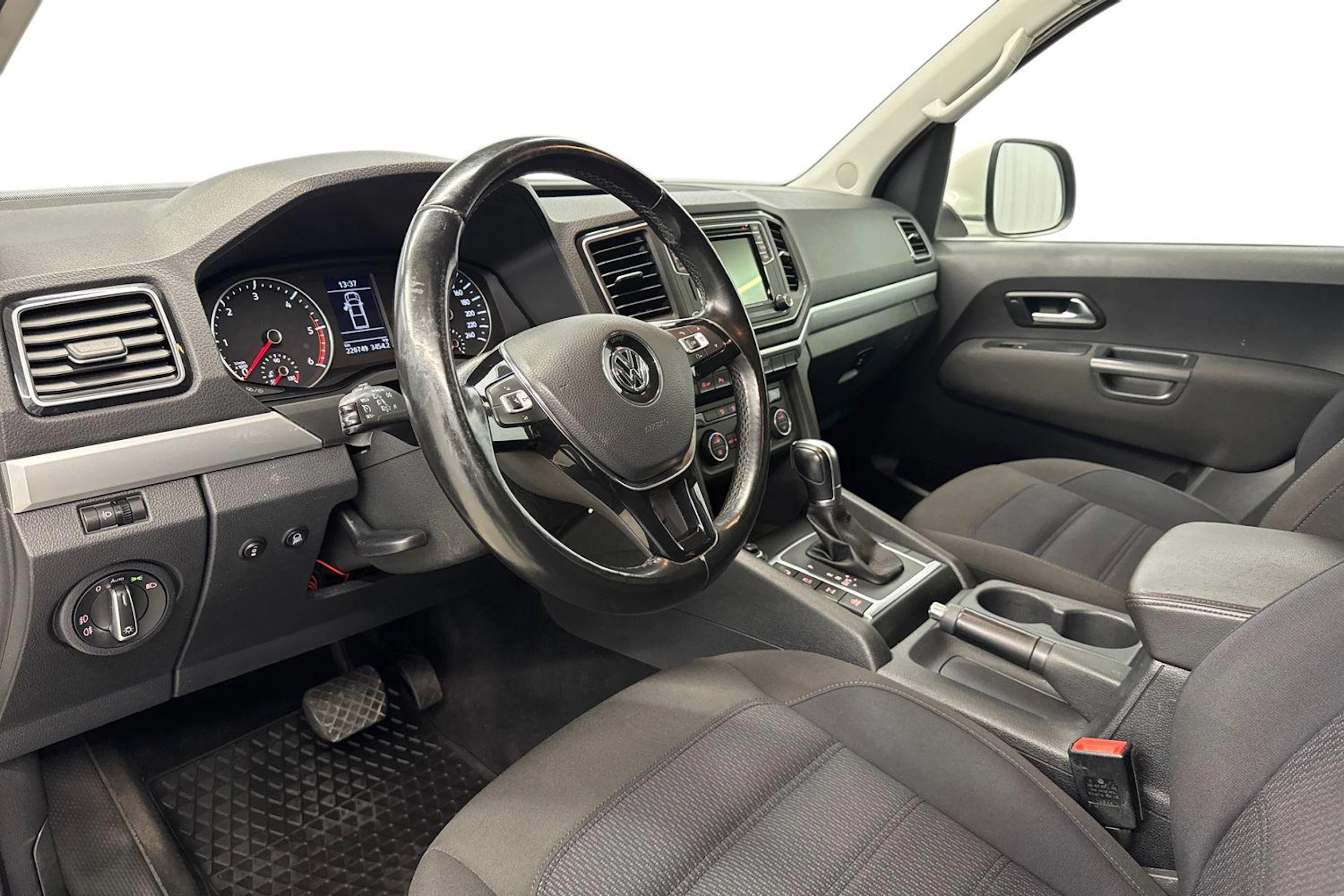 valkoinen Volkswagen Amarok 2018 kuva 8.