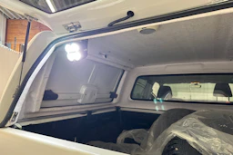 valkoinen Volkswagen Amarok 2018 kuva 30.