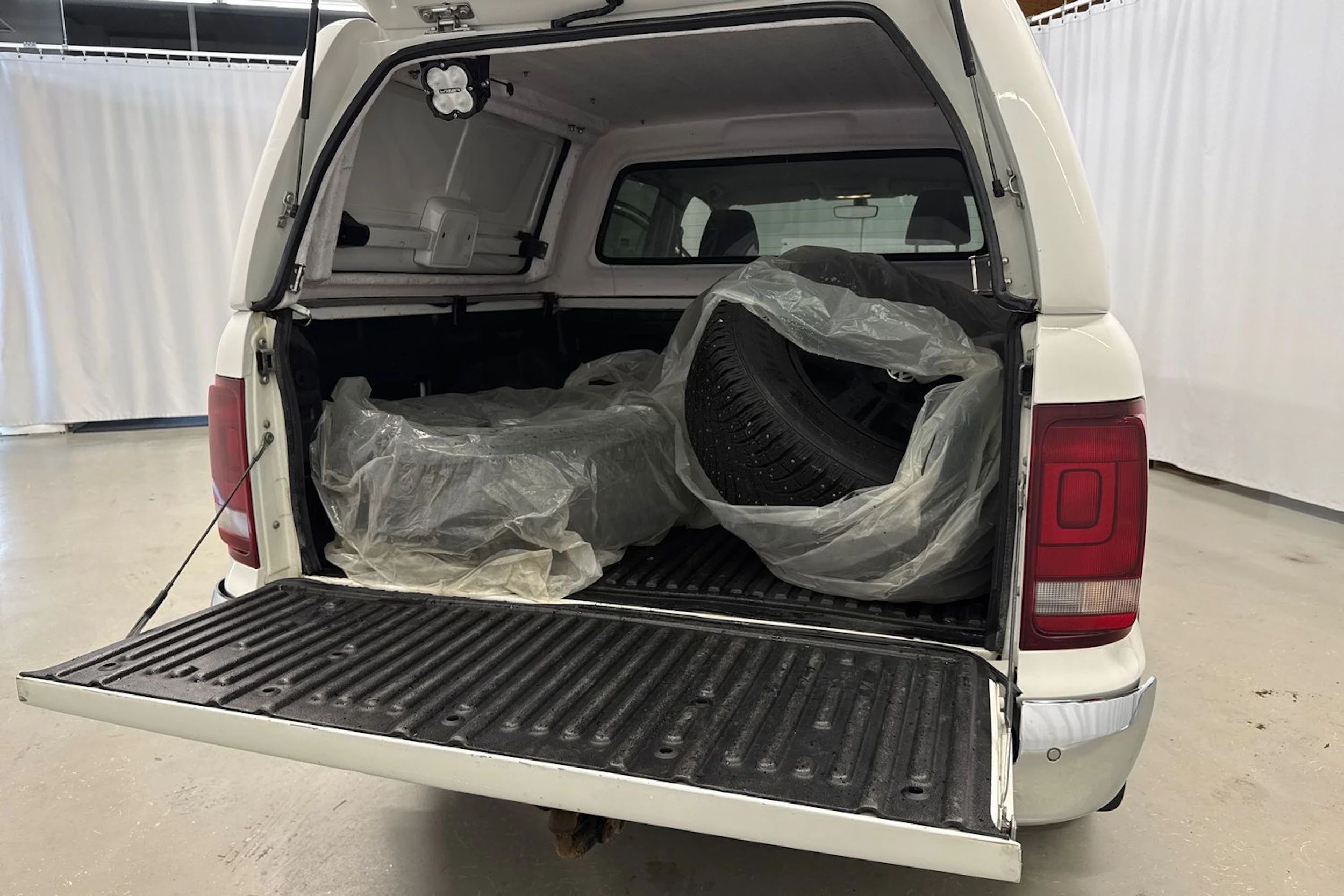 valkoinen Volkswagen Amarok 2018 kuva 31.