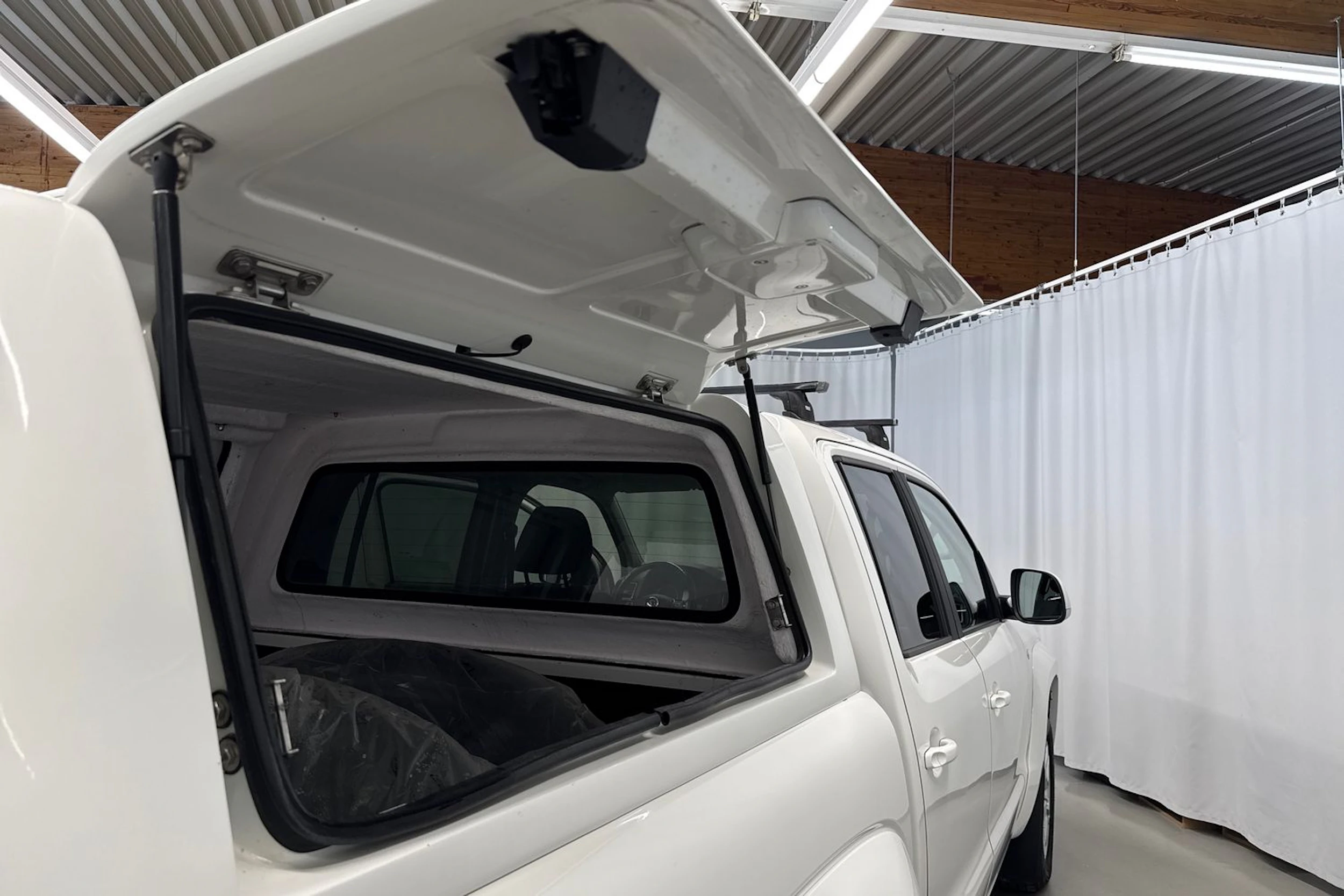 valkoinen Volkswagen Amarok 2018 kuva 32.