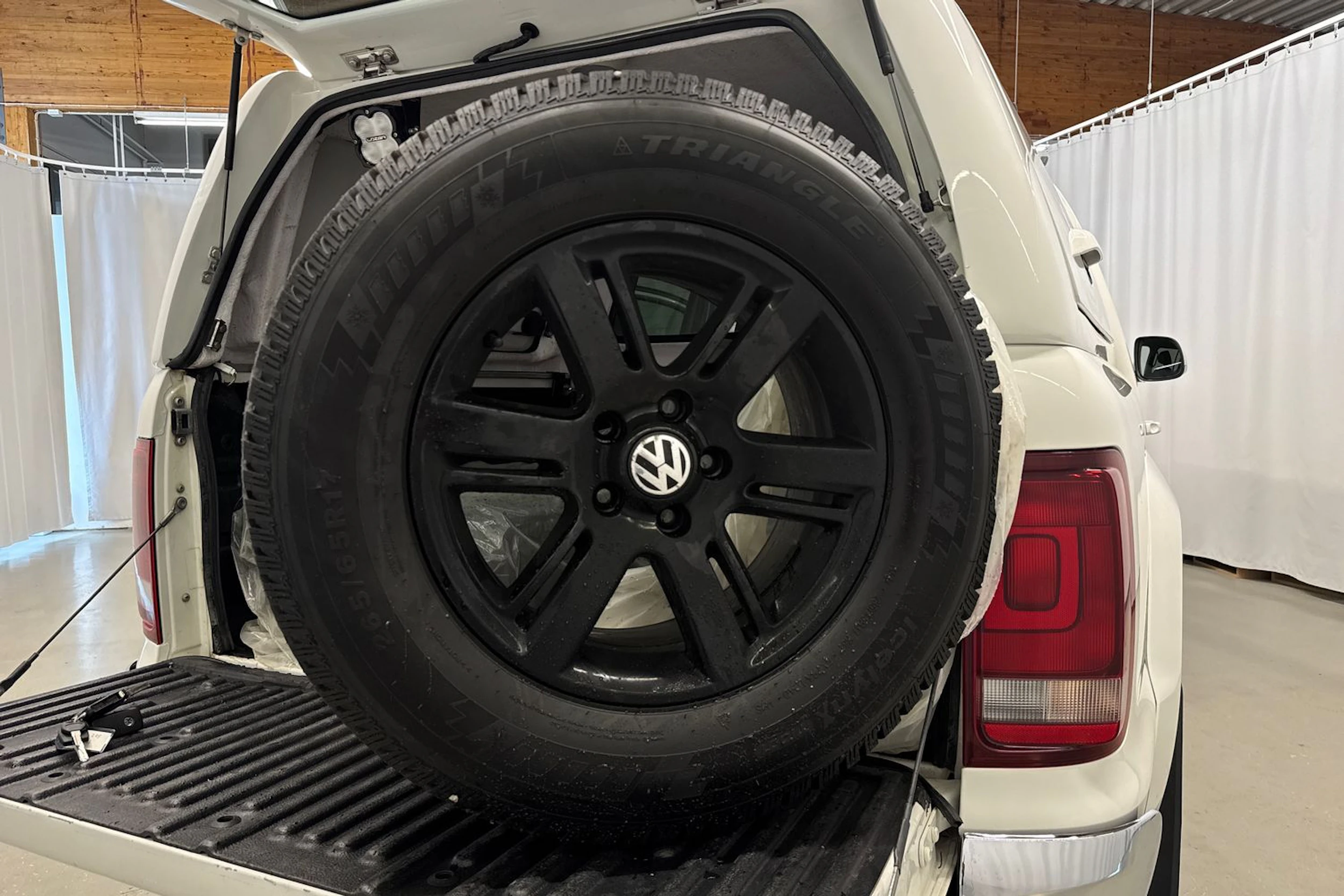 valkoinen Volkswagen Amarok 2018 kuva 33.