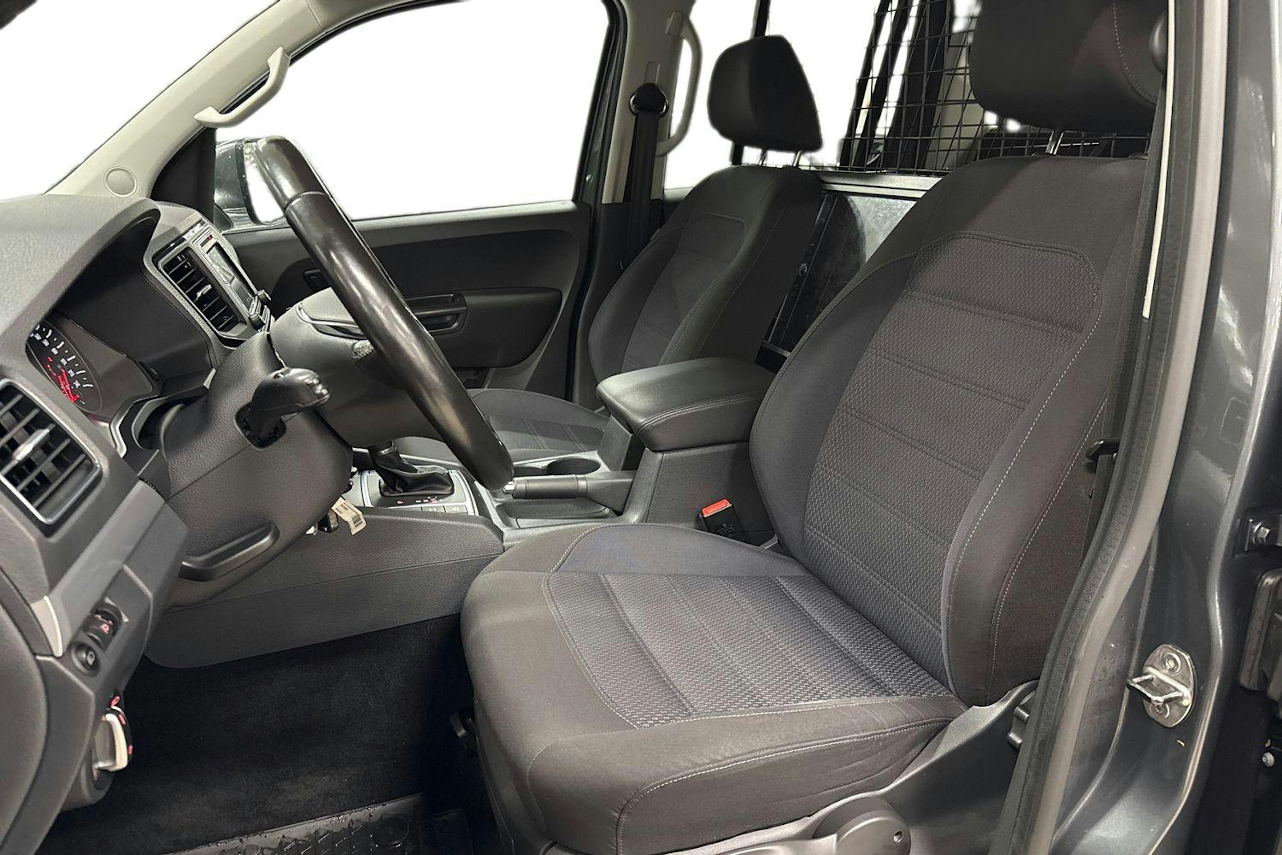 Harmaa Volkswagen Amarok 2018 kuva 8.