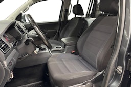 Harmaa Volkswagen Amarok 2018 kuva 8.