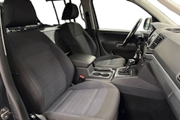 Harmaa Volkswagen Amarok 2018 kuva 9.