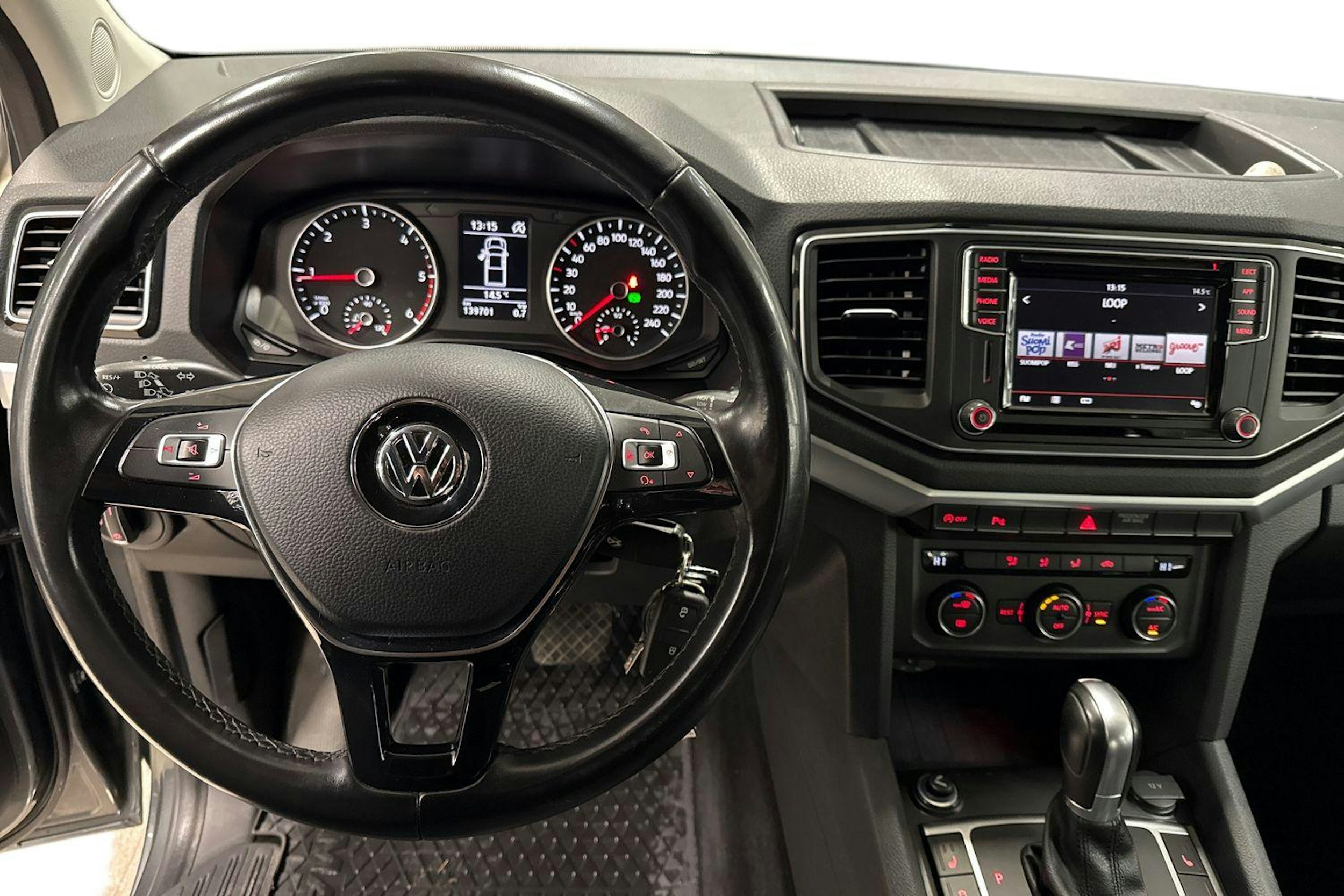 Harmaa Volkswagen Amarok 2018 kuva 11.