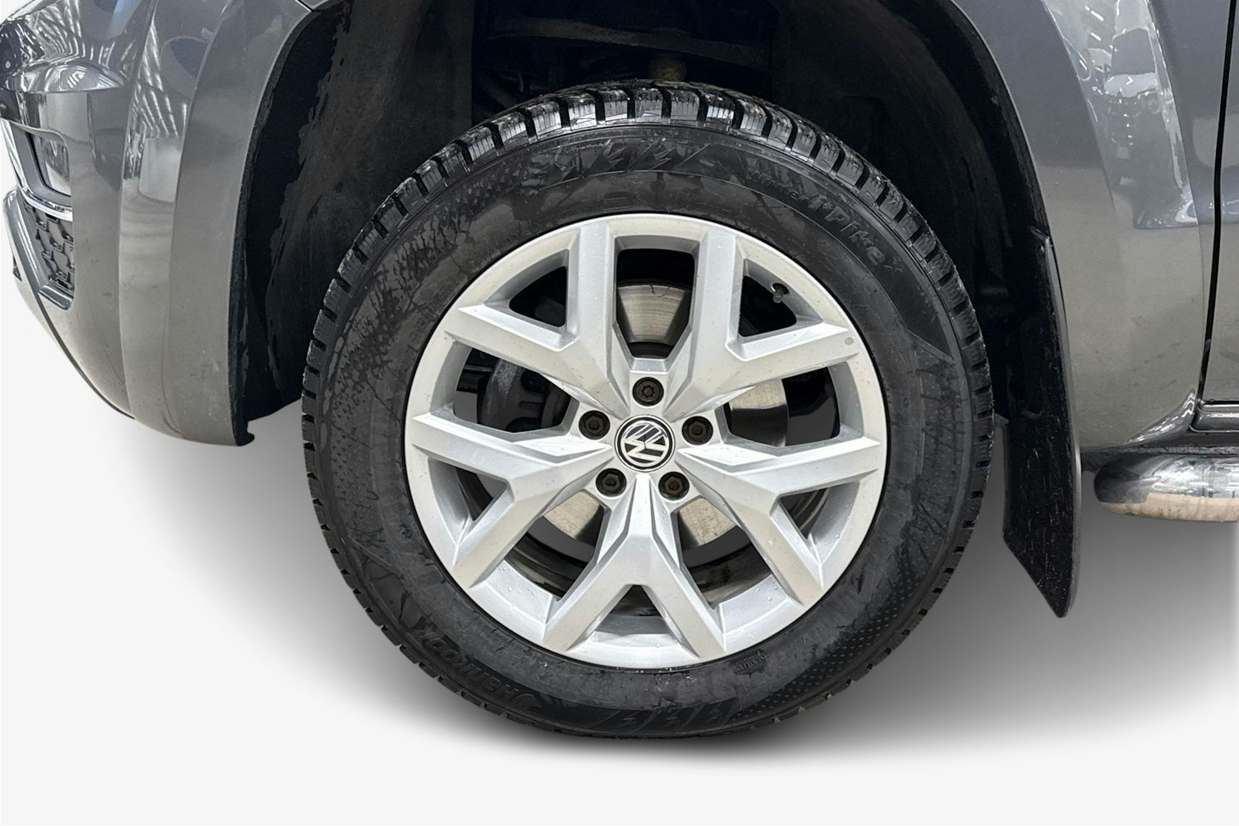 Harmaa Volkswagen Amarok 2018 kuva 12.