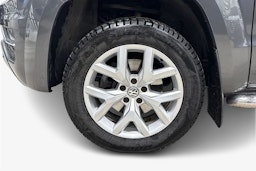 Harmaa Volkswagen Amarok 2018 kuva 12.