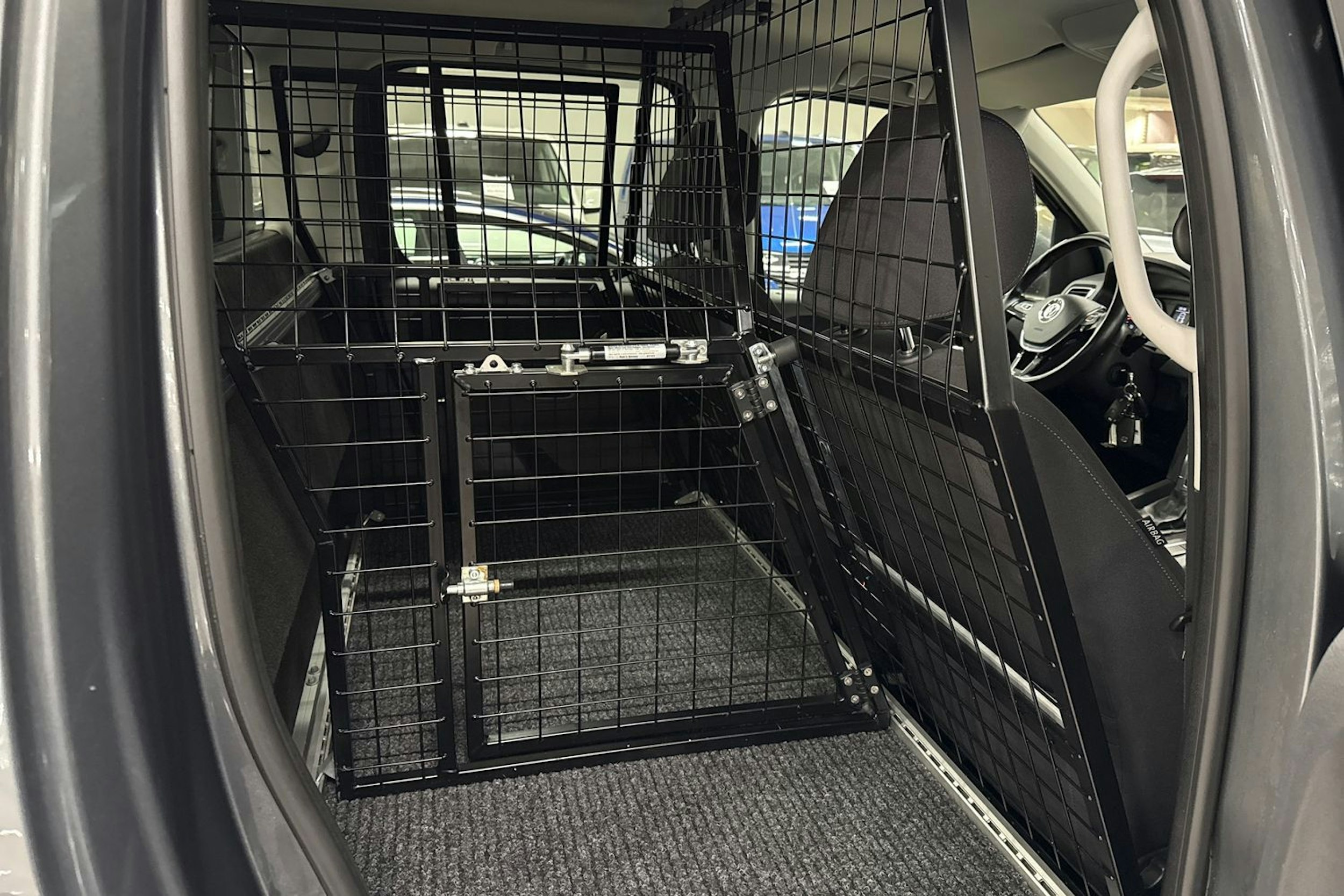 Harmaa Volkswagen Amarok 2018 kuva 13.