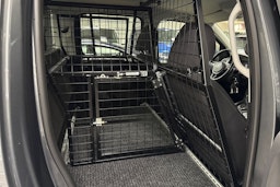 Harmaa Volkswagen Amarok 2018 kuva 13.