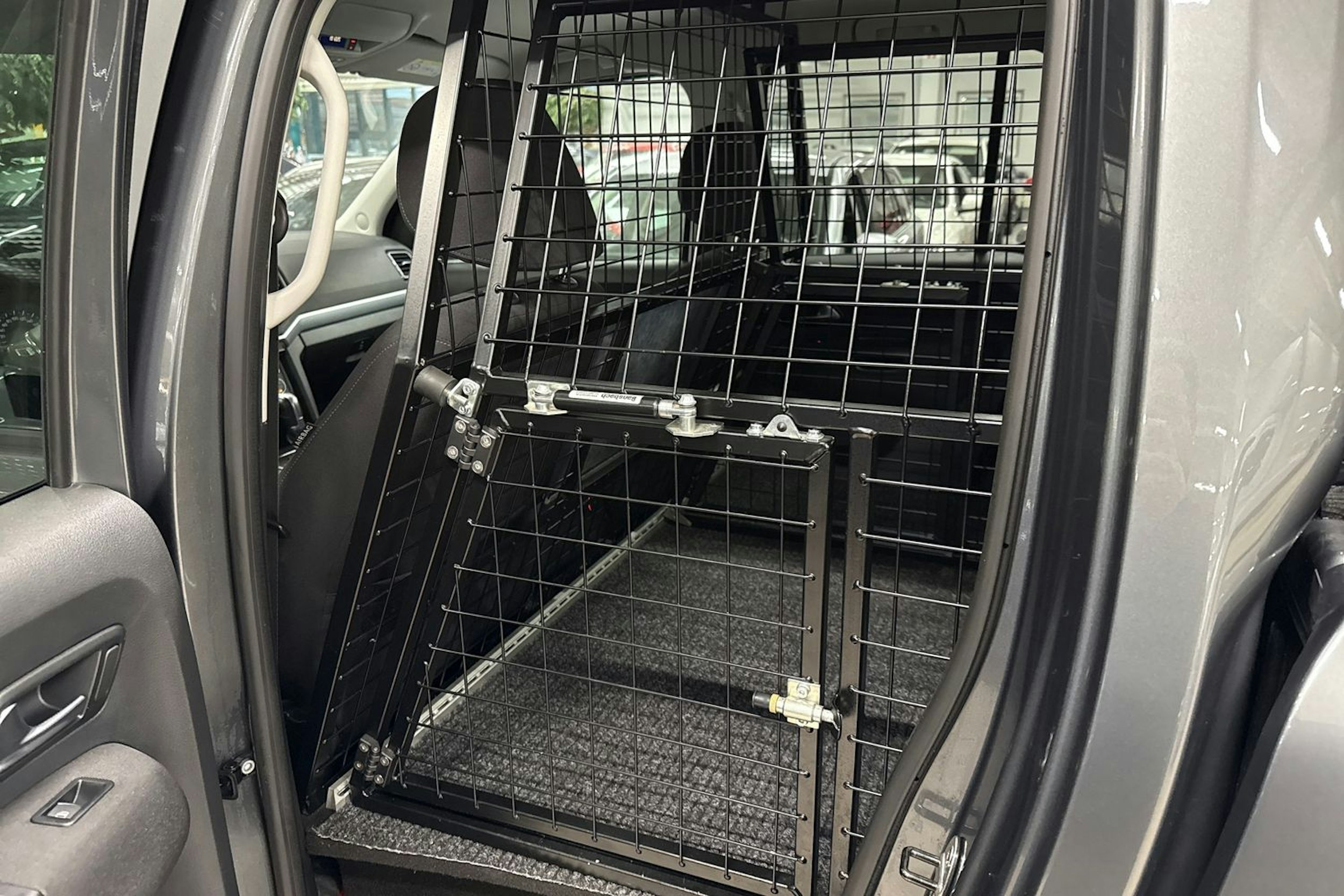 Harmaa Volkswagen Amarok 2018 kuva 15.