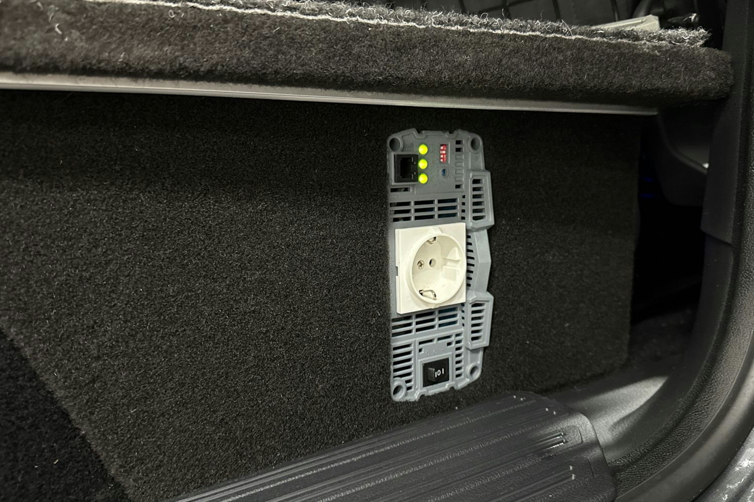 Harmaa Volkswagen Amarok 2018 kuva 16.