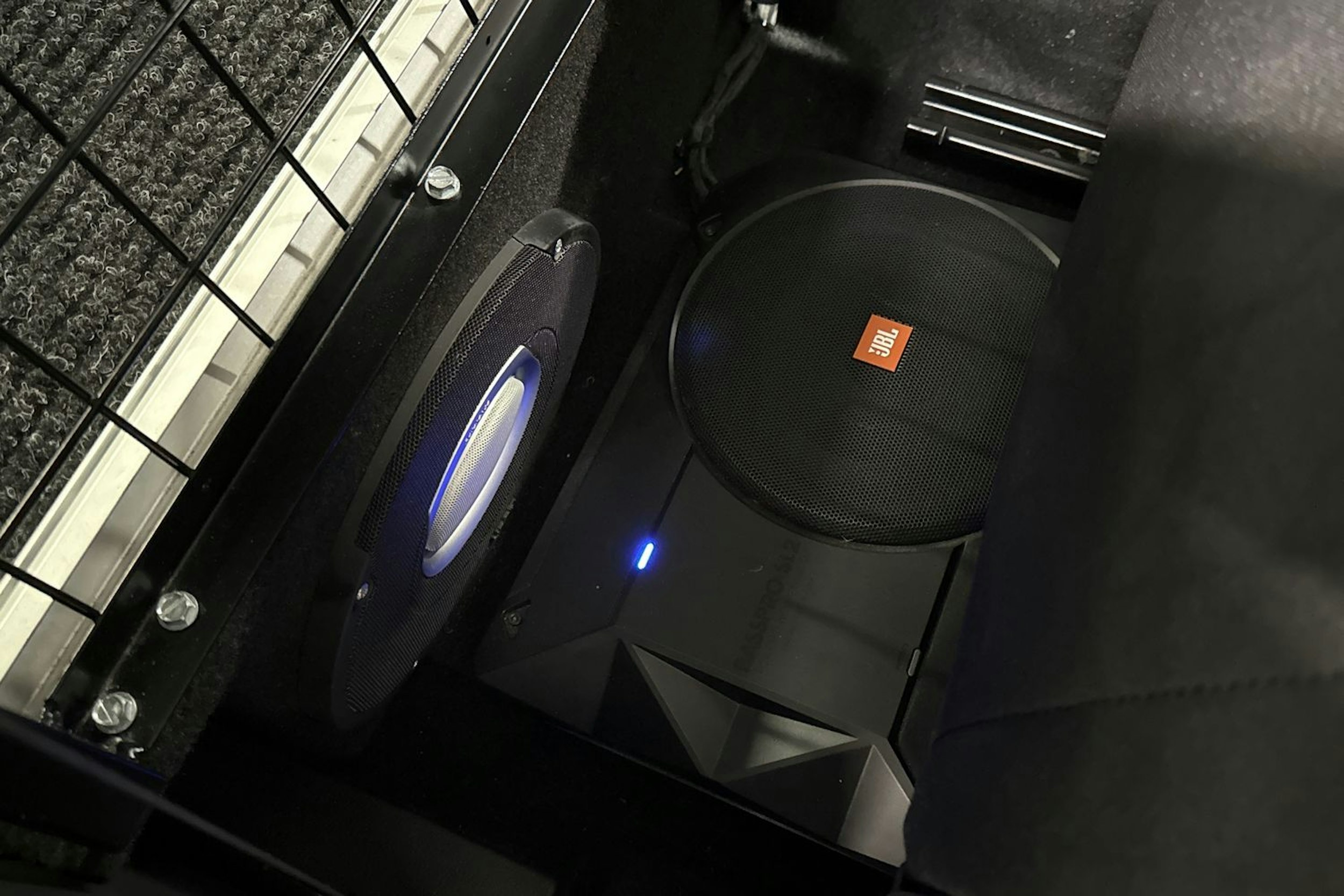 Harmaa Volkswagen Amarok 2018 kuva 17.