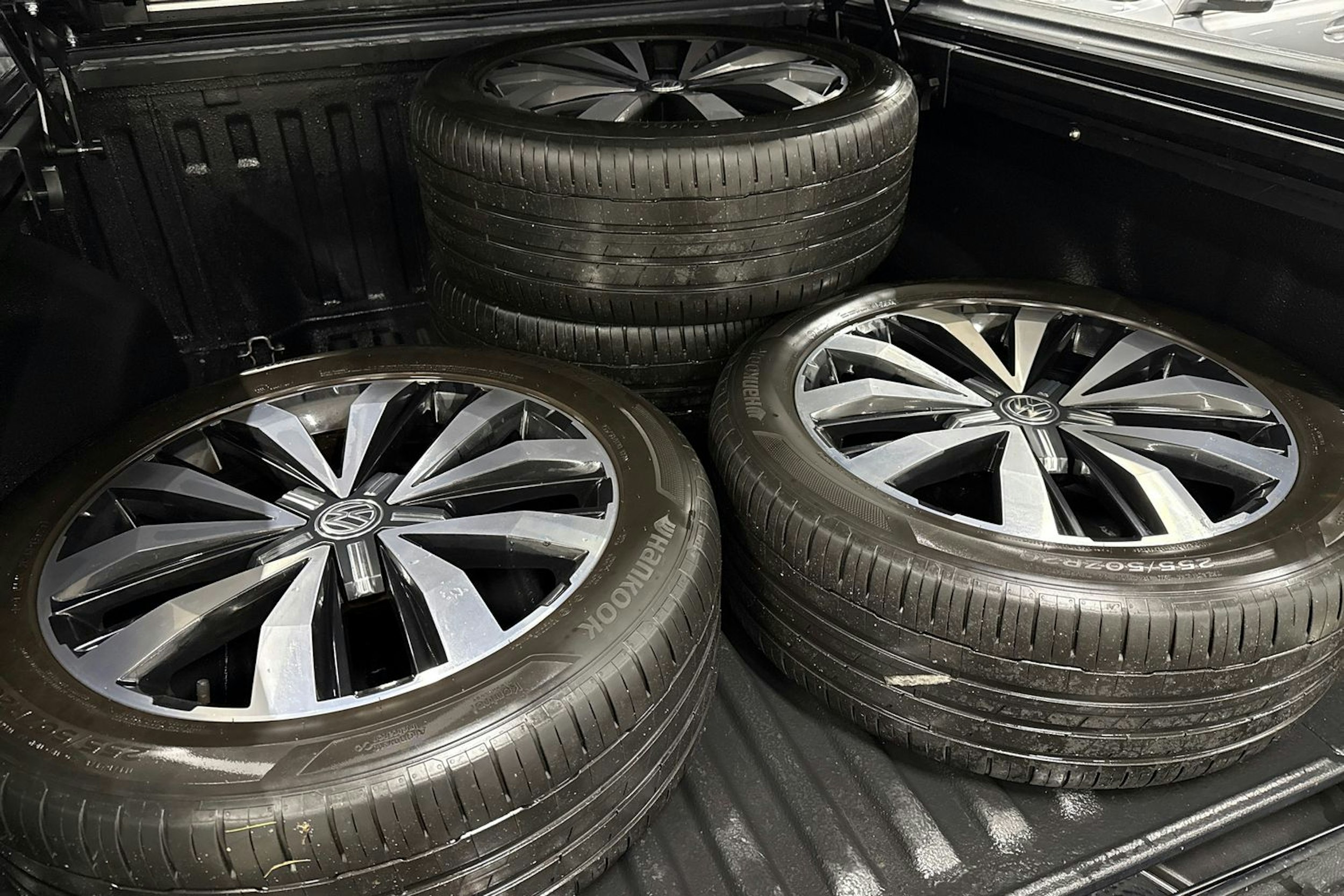 Harmaa Volkswagen Amarok 2018 kuva 19.