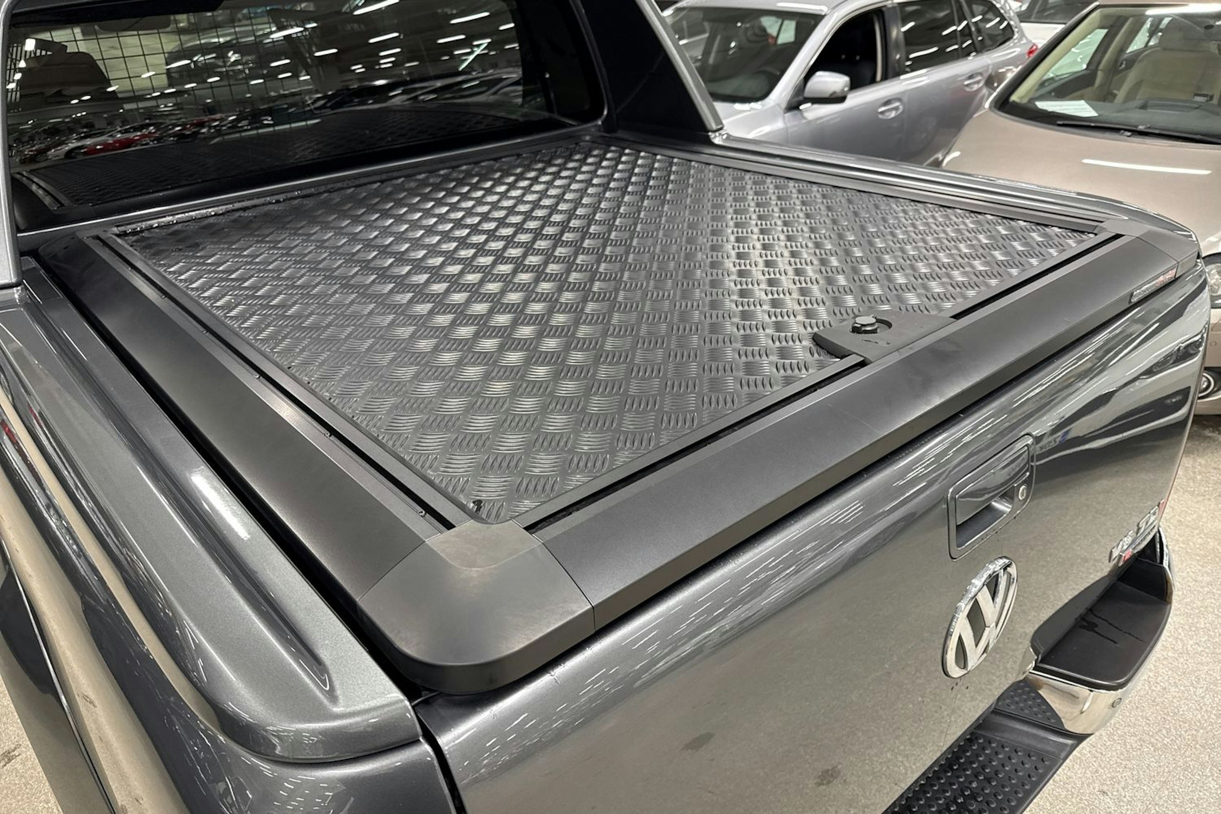 Harmaa Volkswagen Amarok 2018 kuva 20.