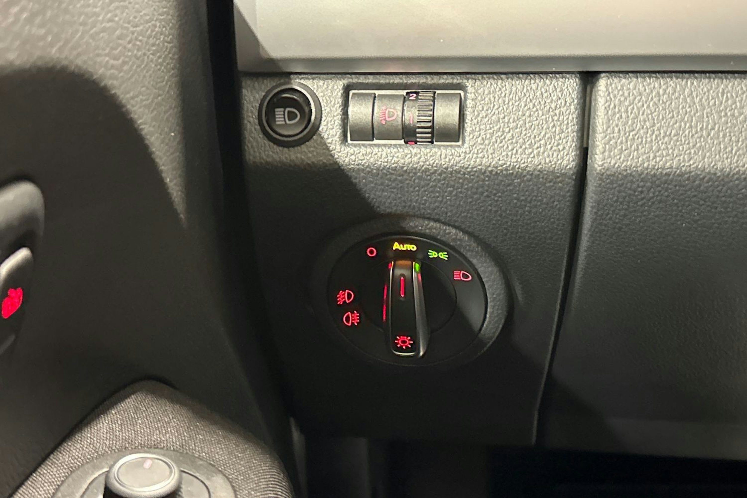 Harmaa Volkswagen Amarok 2018 kuva 21.