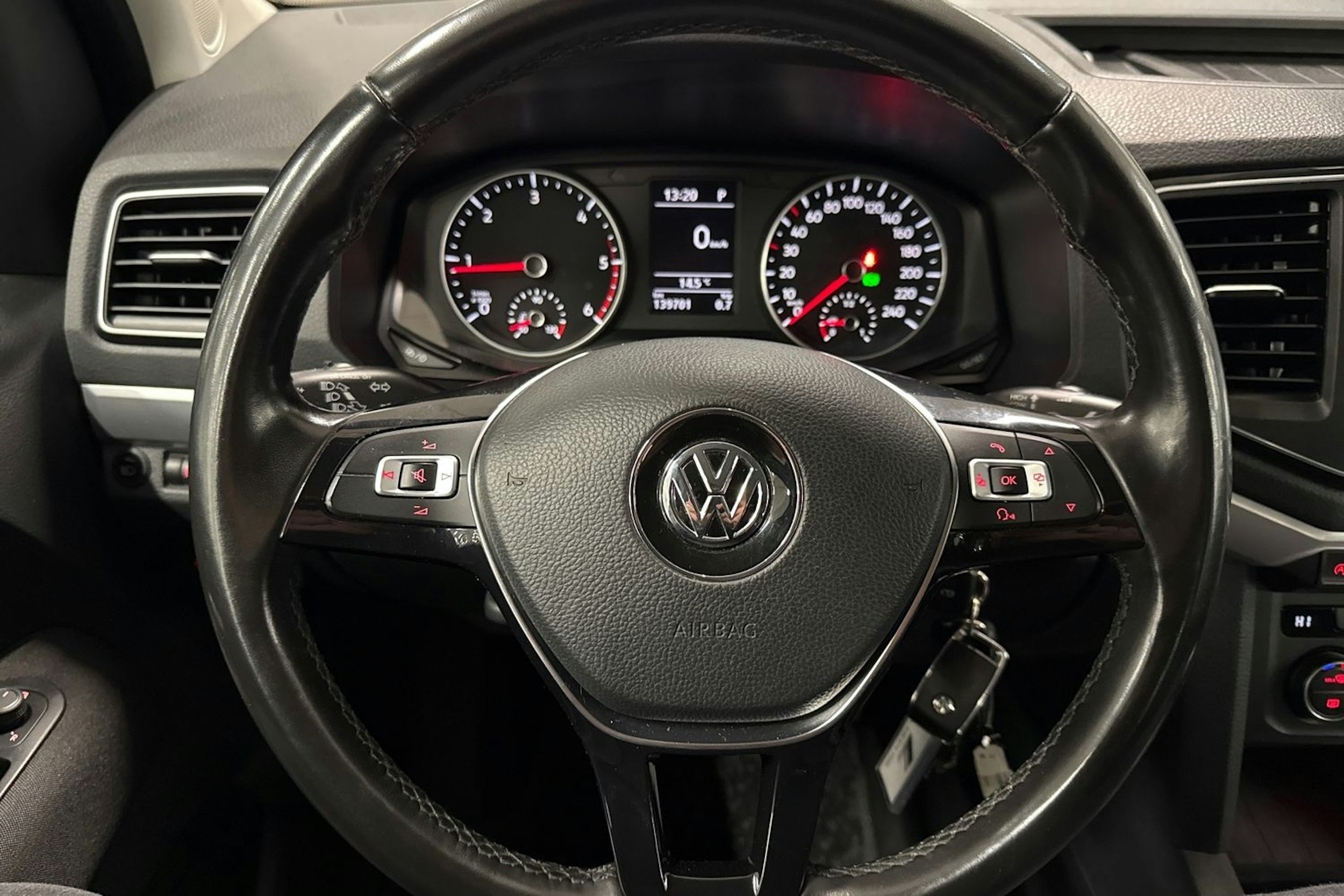 Harmaa Volkswagen Amarok 2018 kuva 22.