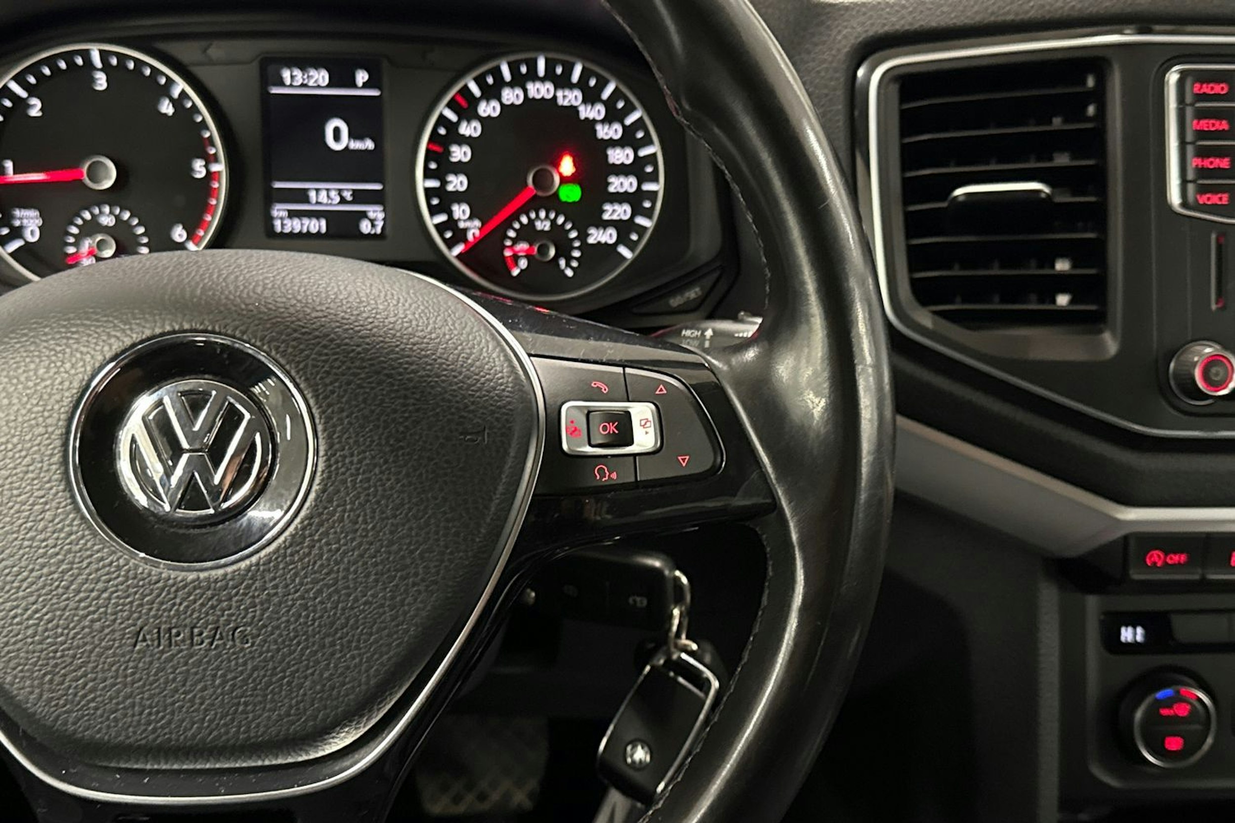 Harmaa Volkswagen Amarok 2018 kuva 24.