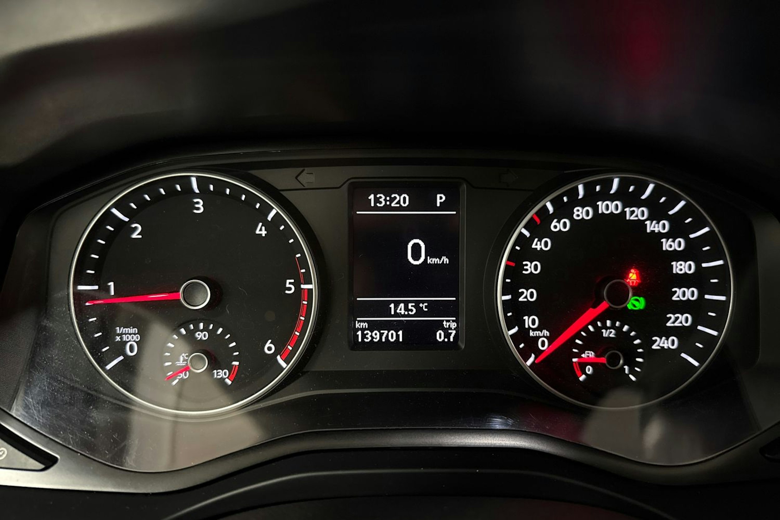 Harmaa Volkswagen Amarok 2018 kuva 25.