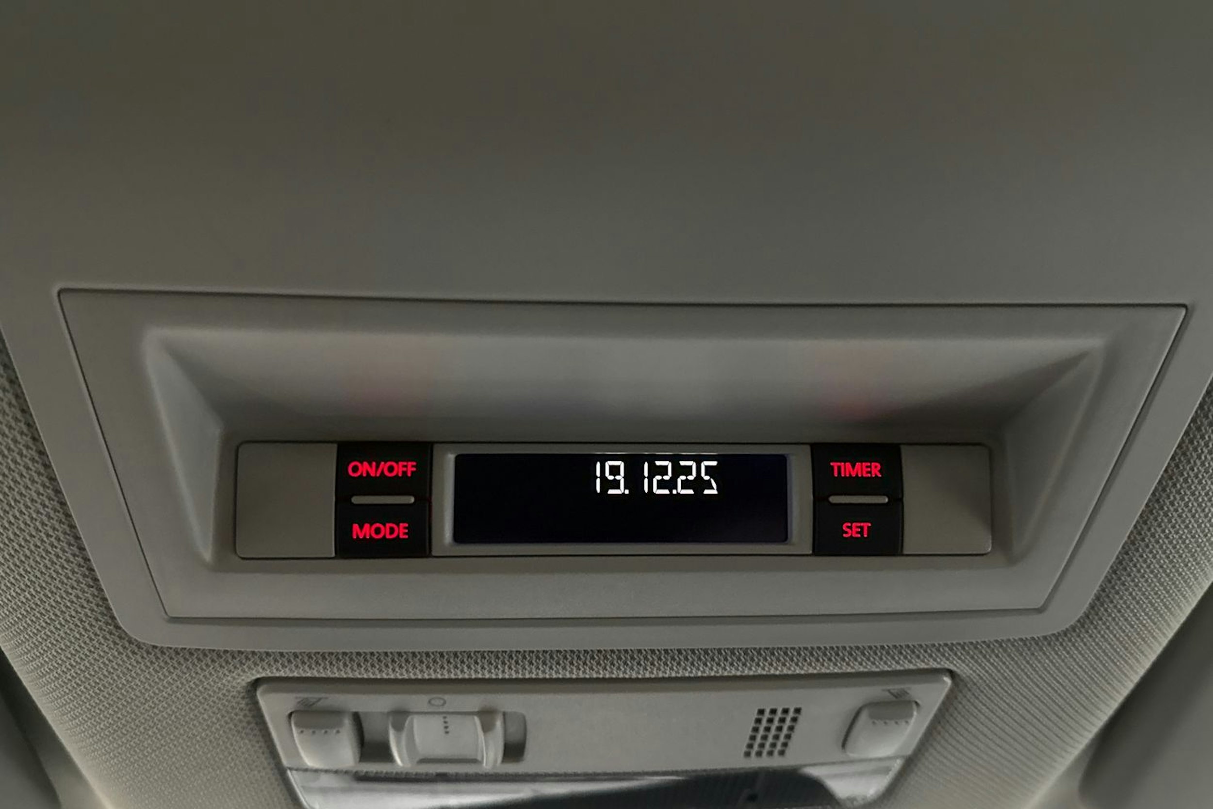 Harmaa Volkswagen Amarok 2018 kuva 26.