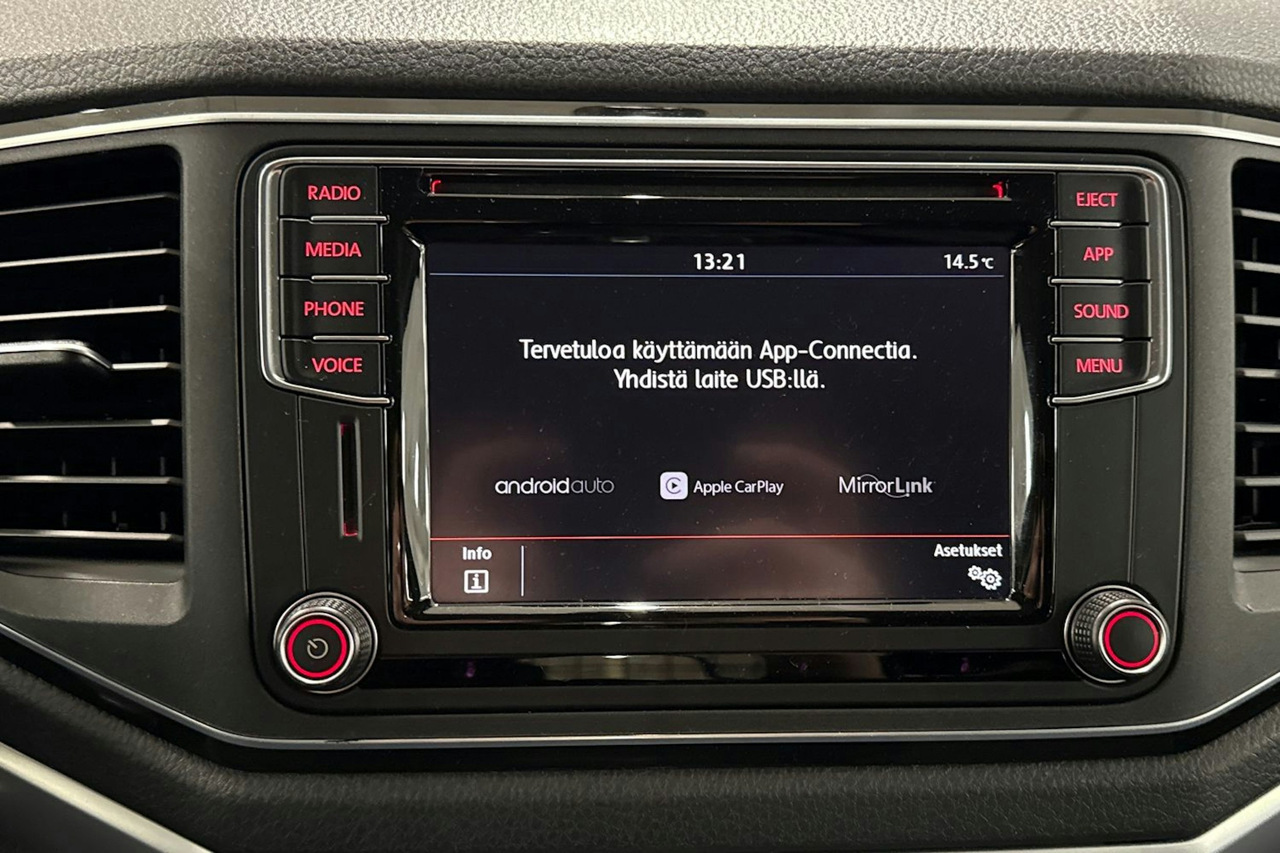 Harmaa Volkswagen Amarok 2018 kuva 28.