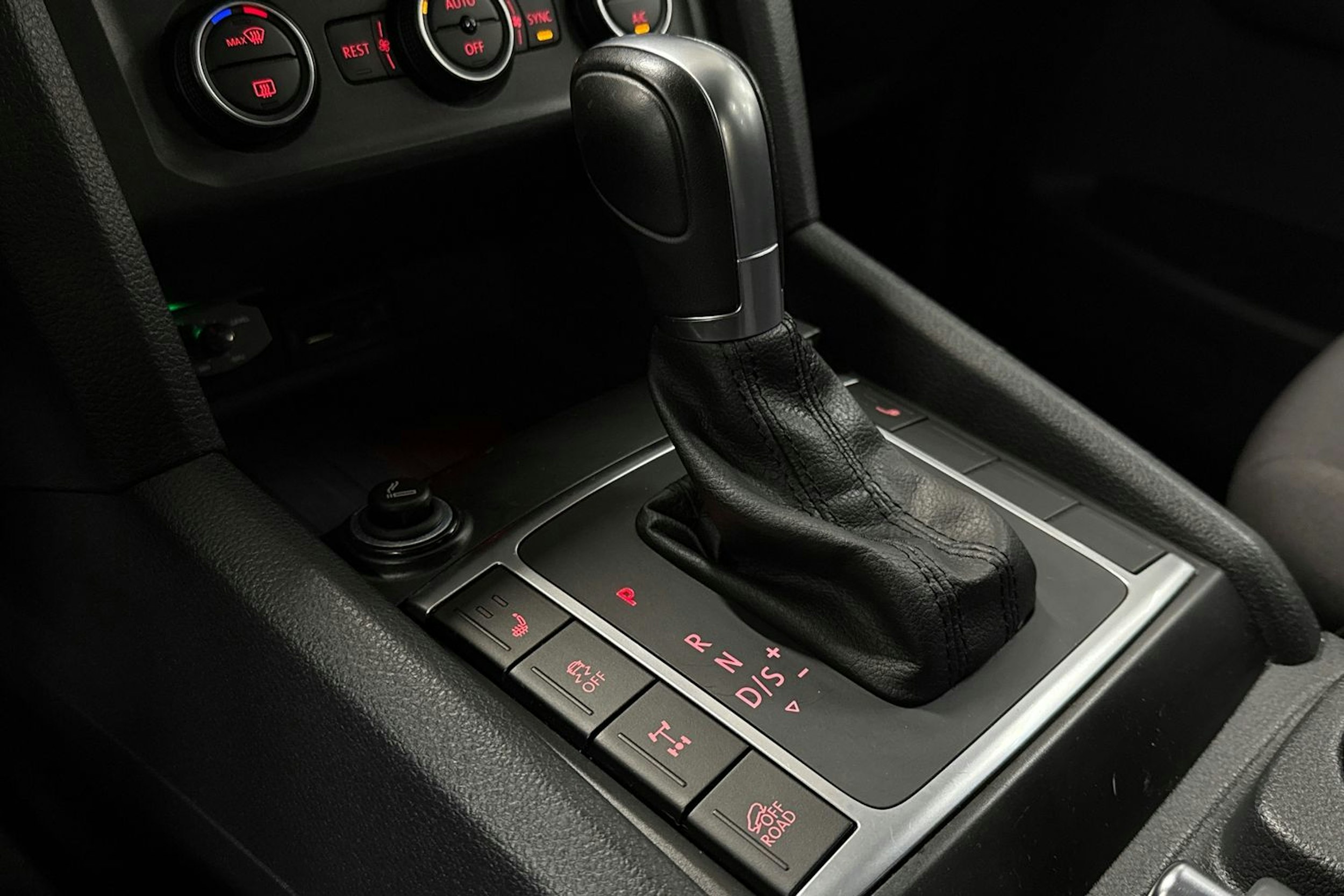 Harmaa Volkswagen Amarok 2018 kuva 30.