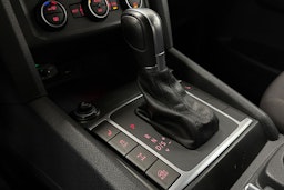 Harmaa Volkswagen Amarok 2018 kuva 30.