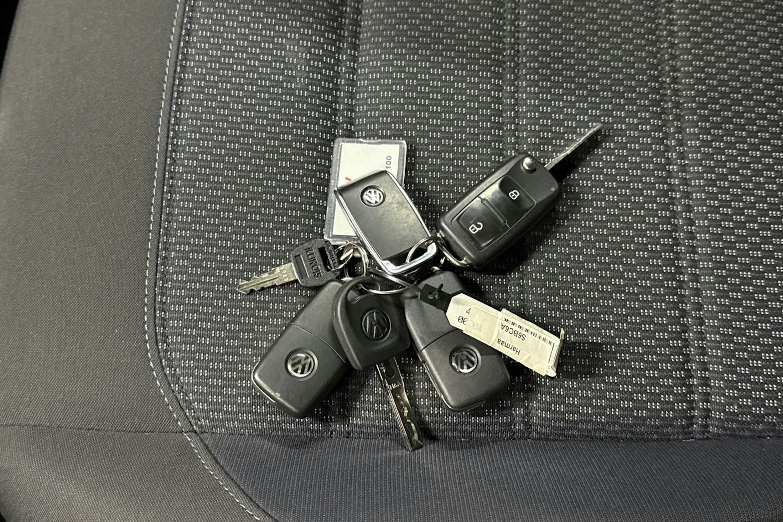 Harmaa Volkswagen Amarok 2018 kuva 31.