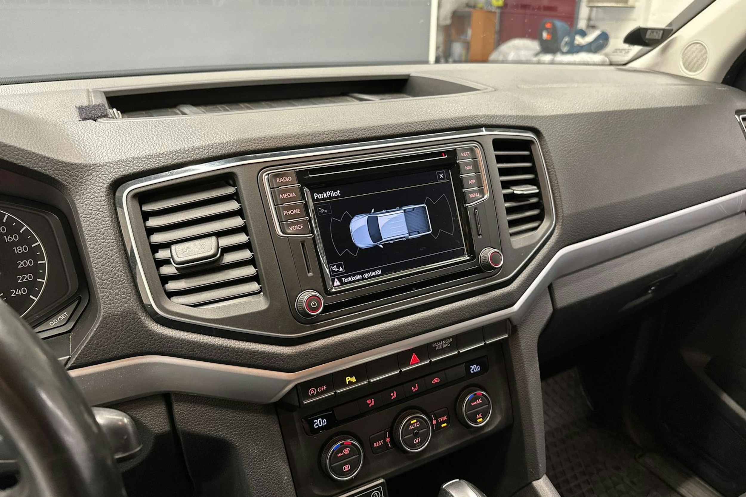 Valkoinen Volkswagen Amarok 2018 kuva 14.