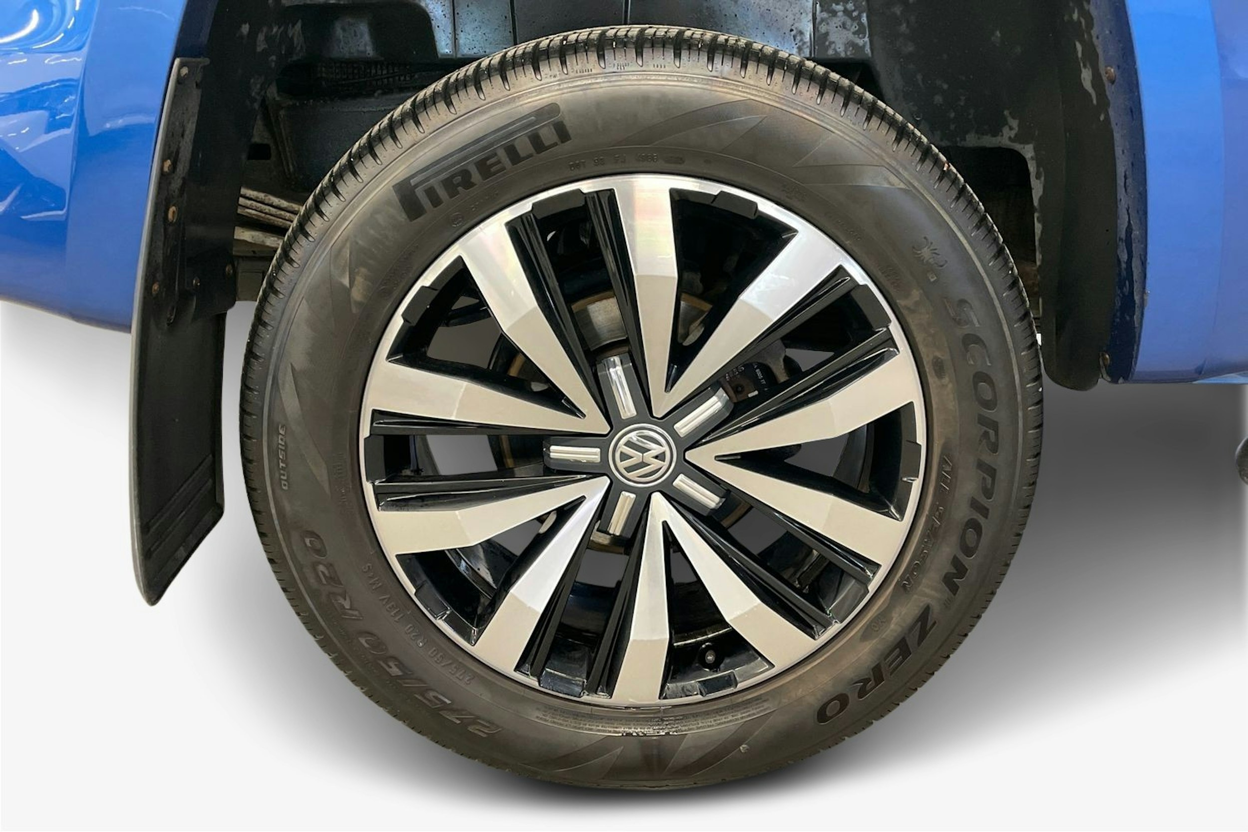 Sininen Volkswagen Amarok 2018 kuva 11.